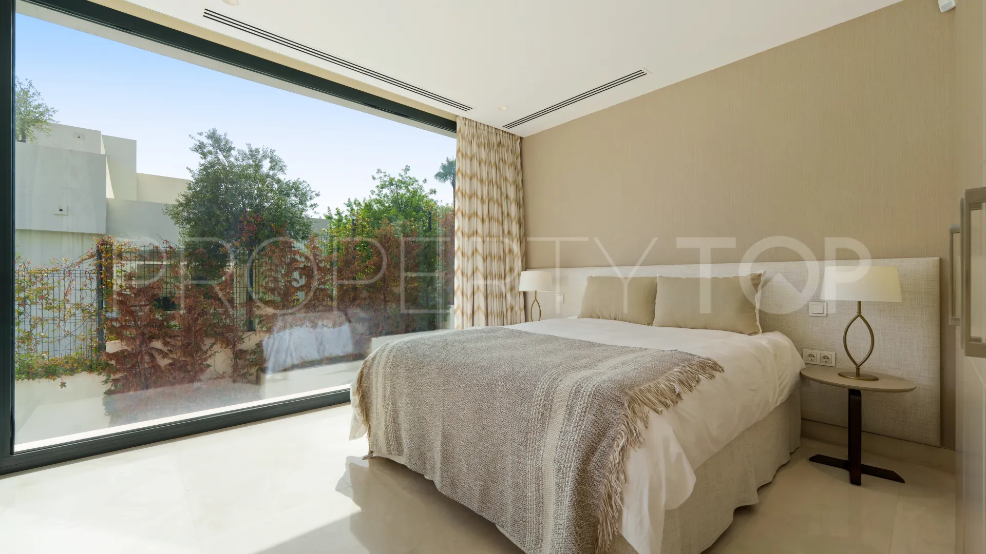 5 bedrooms villa in Nueva Andalucia for sale