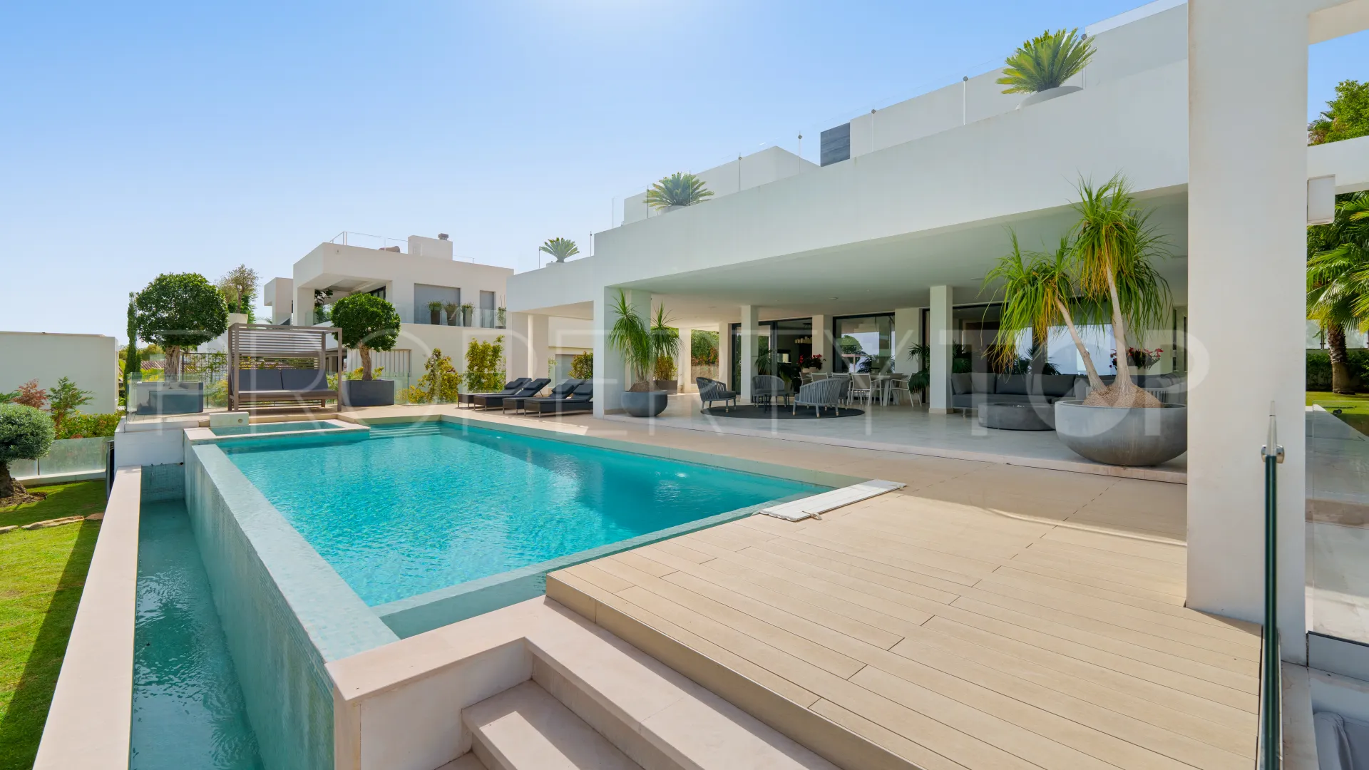 5 bedrooms villa in Nueva Andalucia for sale