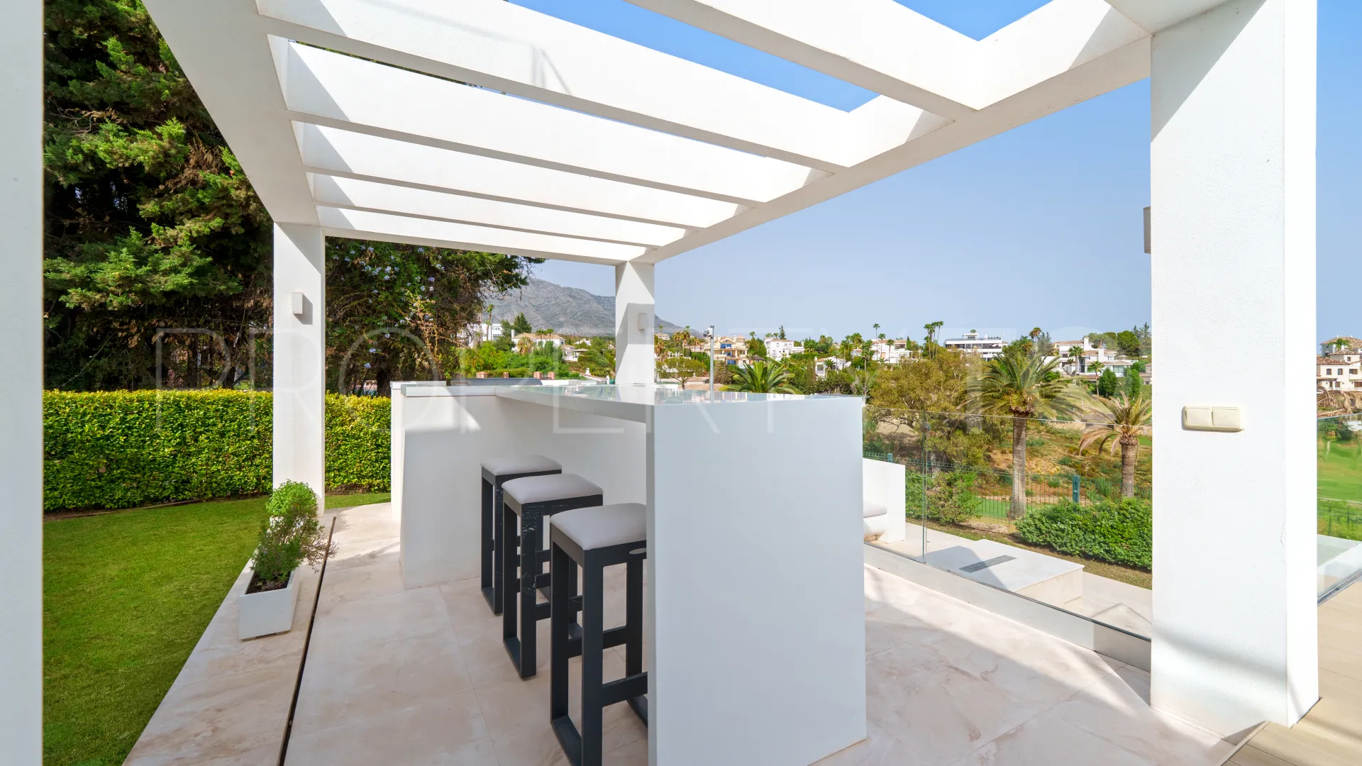 5 bedrooms villa in Nueva Andalucia for sale