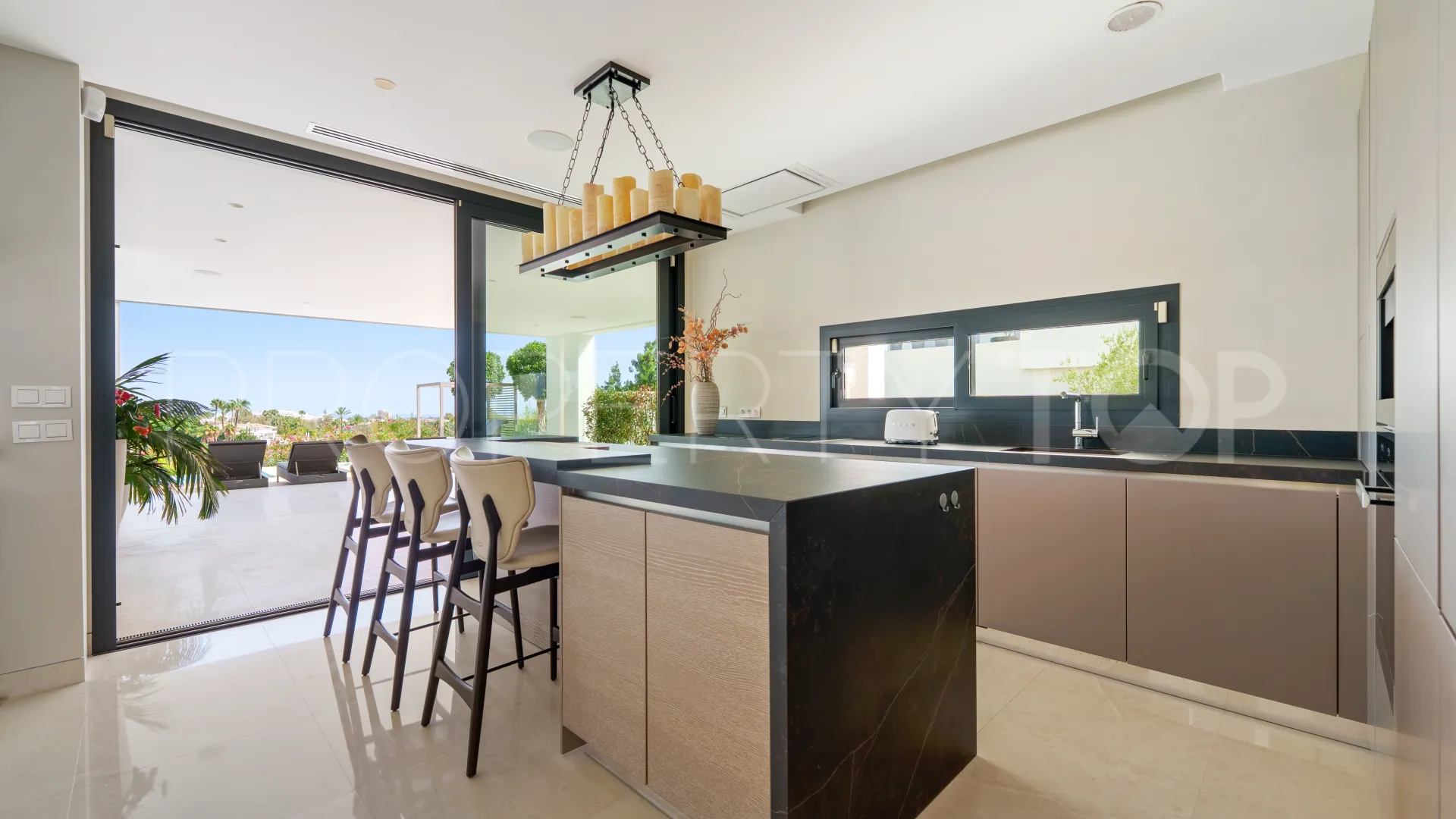 5 bedrooms villa in Nueva Andalucia for sale