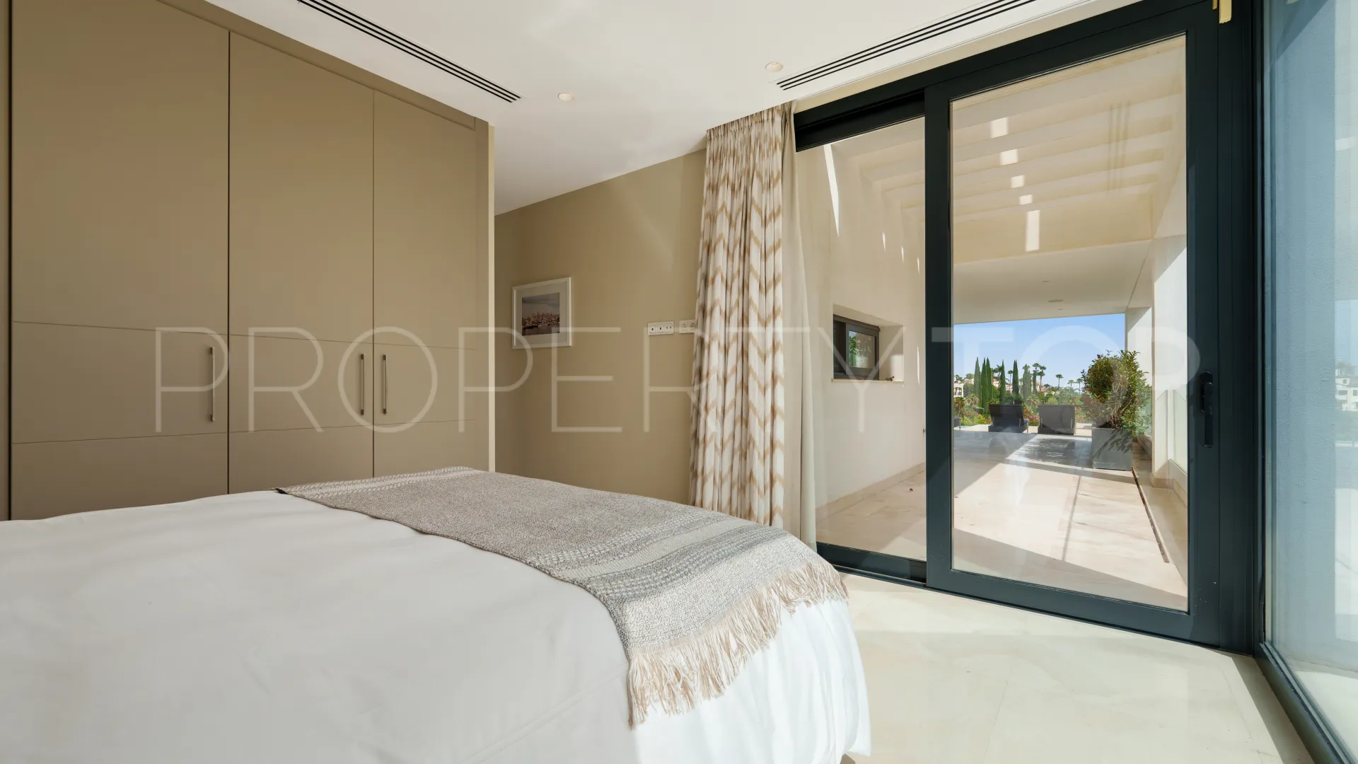 5 bedrooms villa in Nueva Andalucia for sale