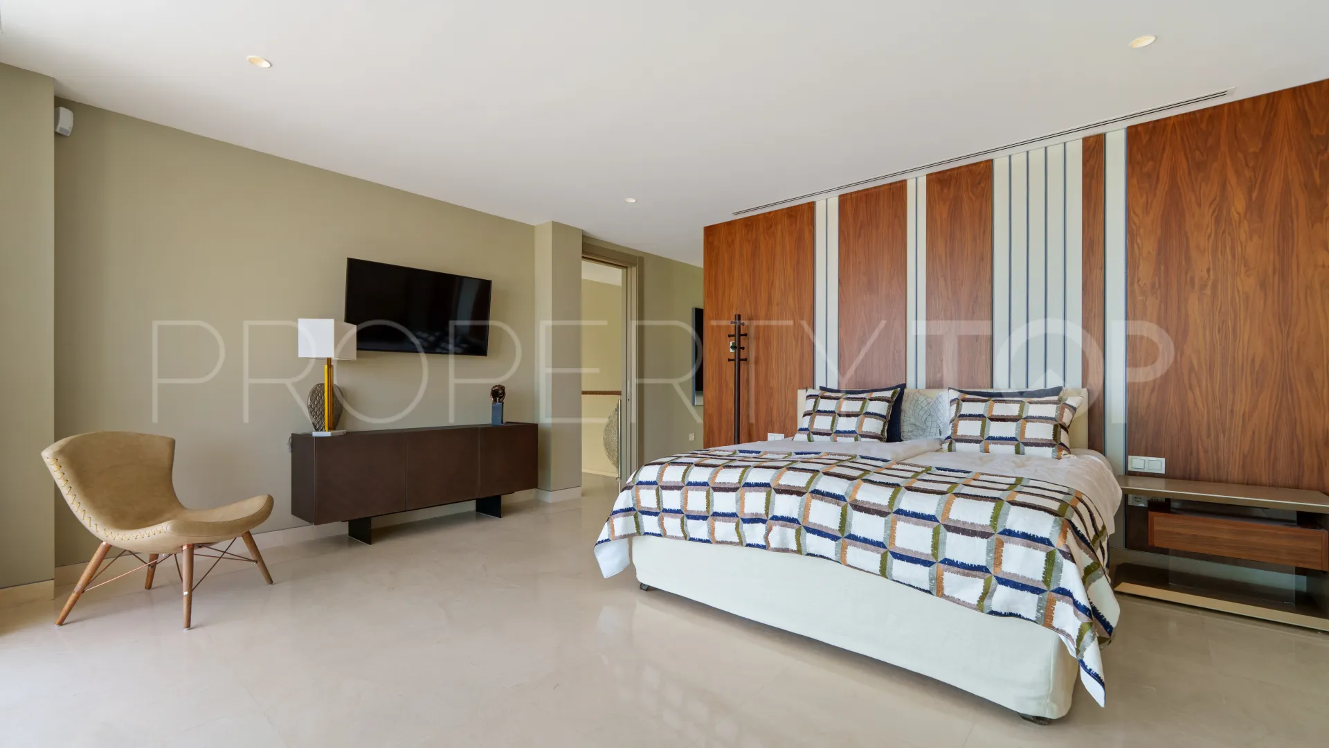 5 bedrooms villa in Nueva Andalucia for sale