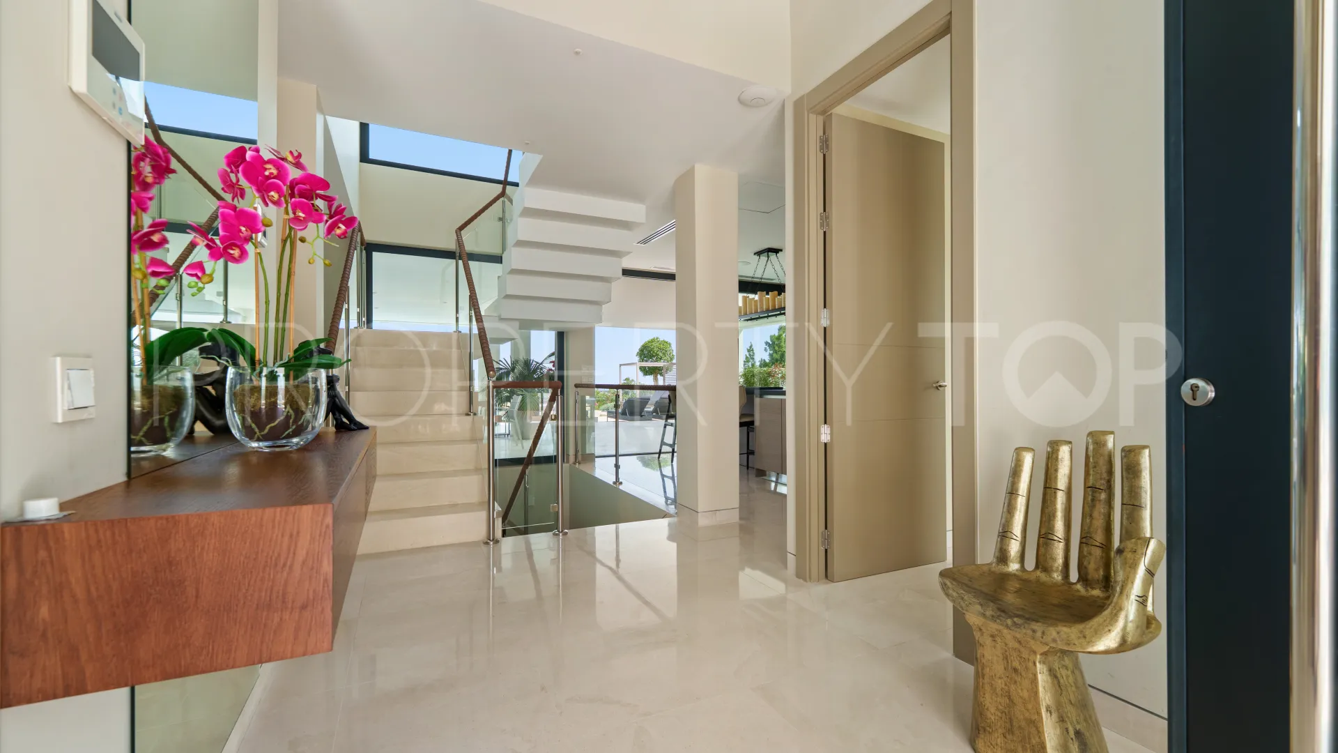 5 bedrooms villa in Nueva Andalucia for sale