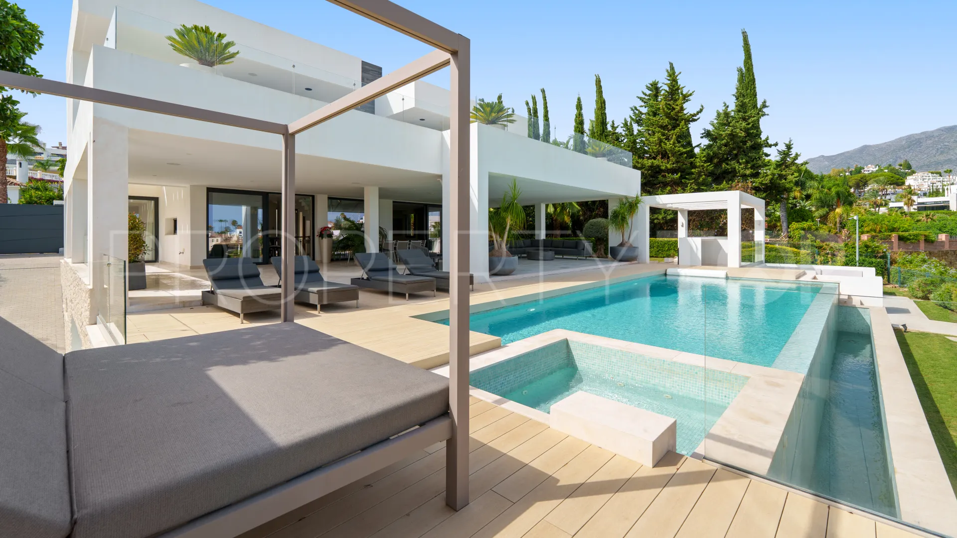 5 bedrooms villa in Nueva Andalucia for sale