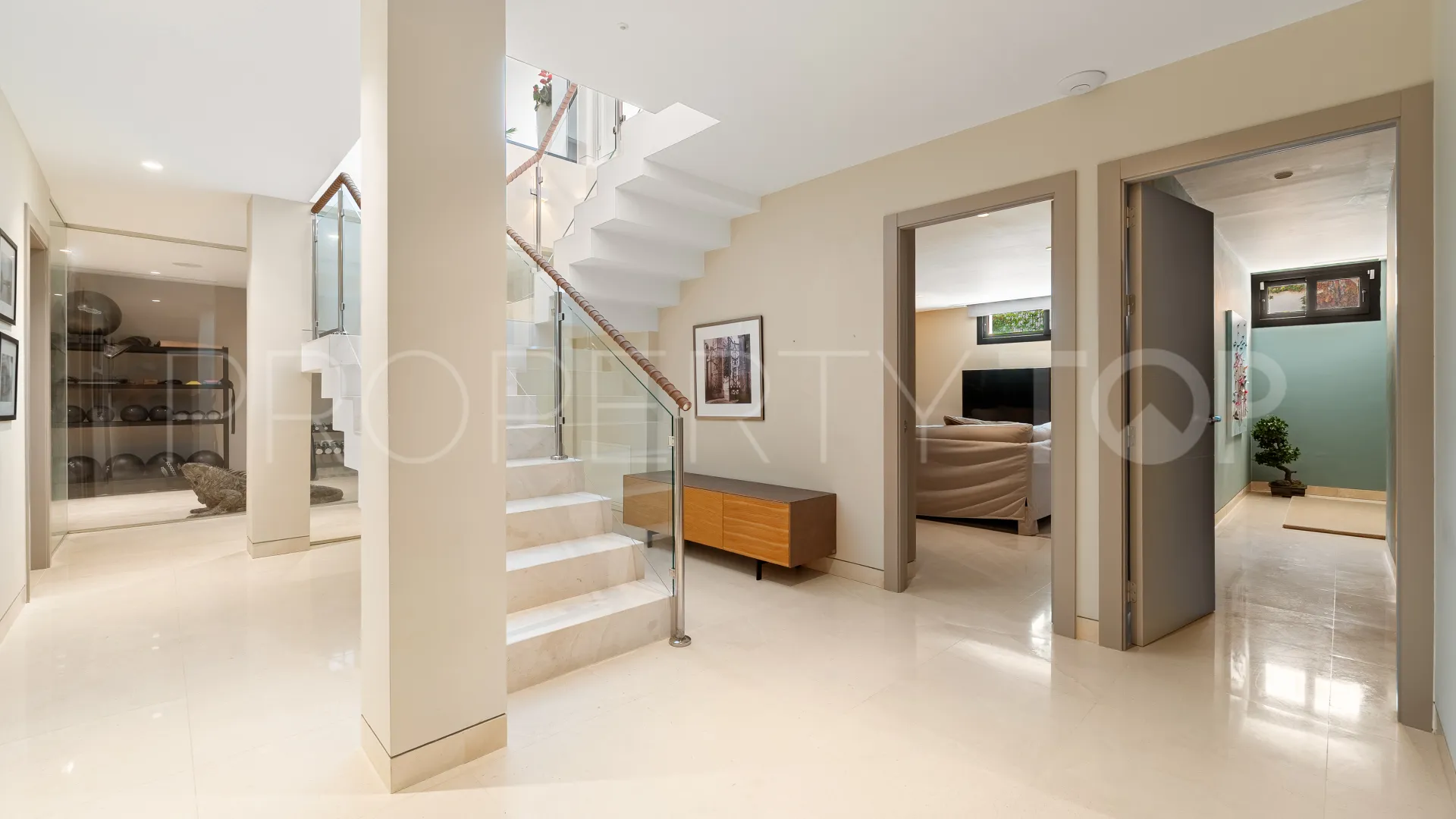 5 bedrooms villa in Nueva Andalucia for sale