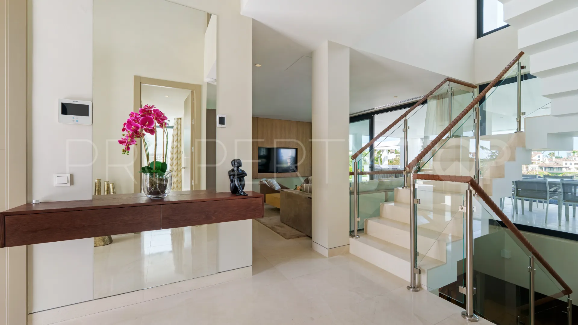 5 bedrooms villa in Nueva Andalucia for sale