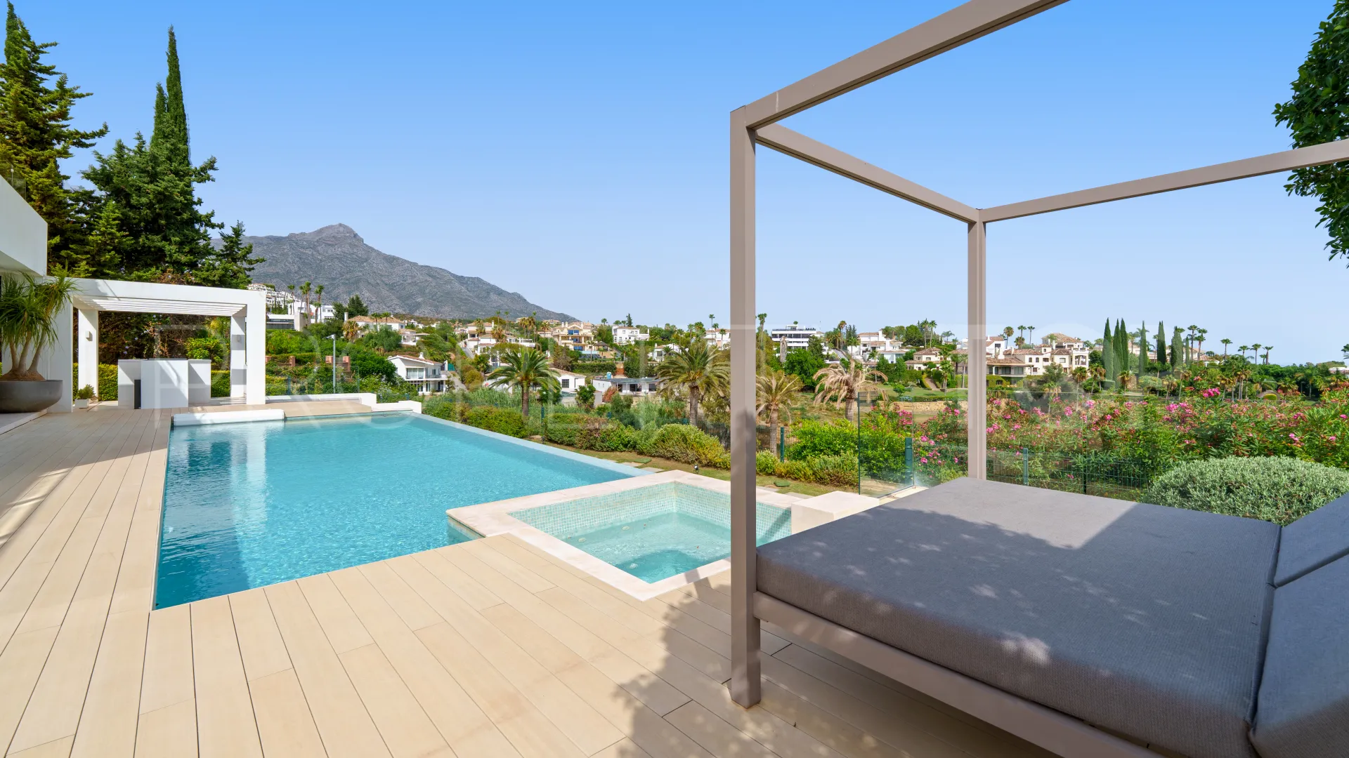 5 bedrooms villa in Nueva Andalucia for sale