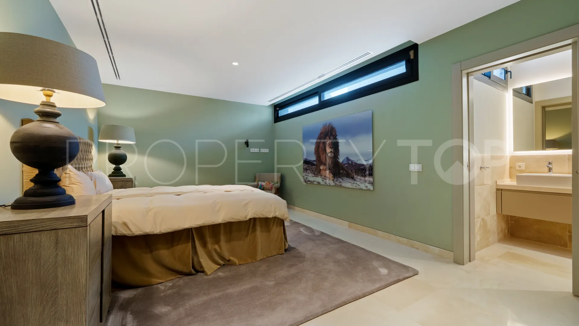 5 bedrooms villa in Nueva Andalucia for sale