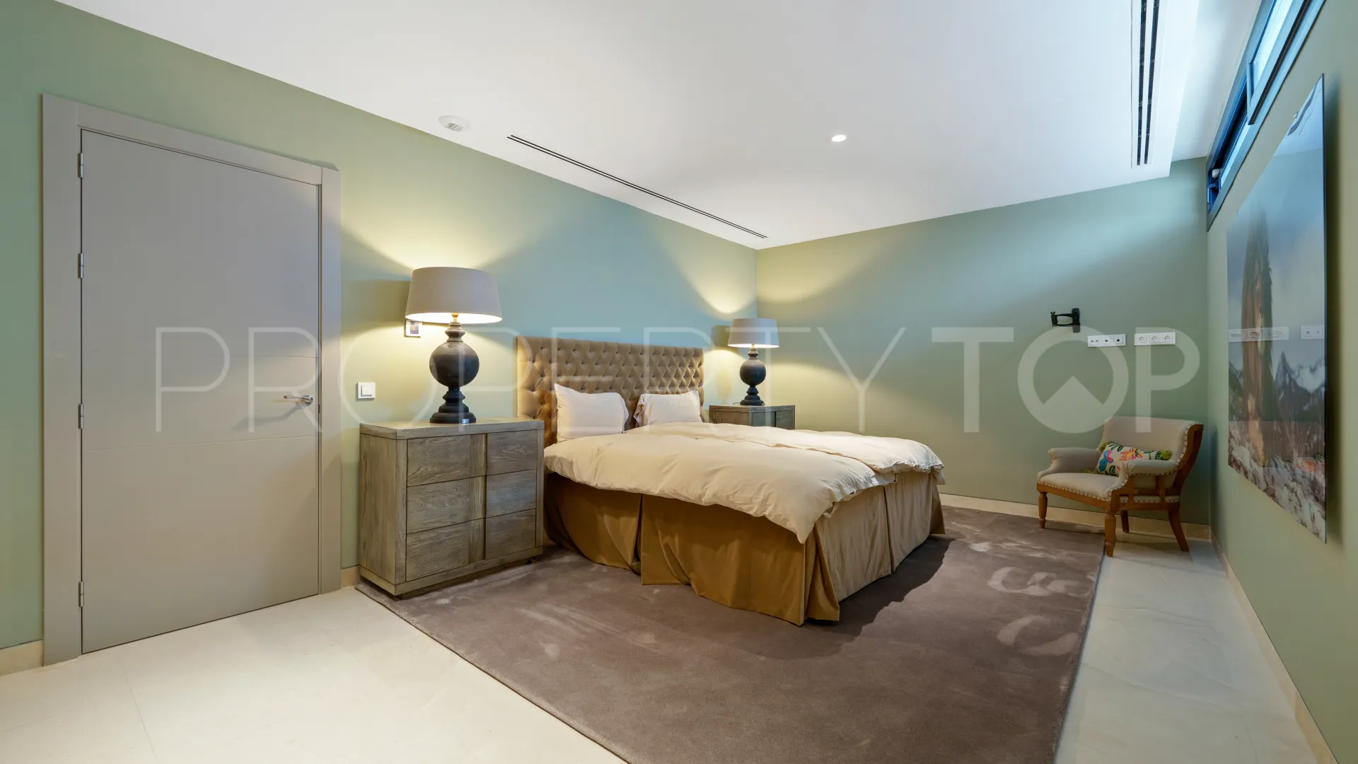 5 bedrooms villa in Nueva Andalucia for sale