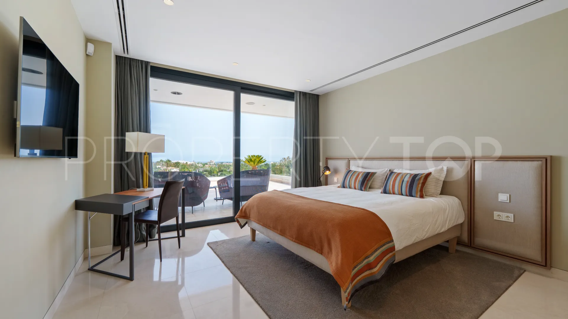 5 bedrooms villa in Nueva Andalucia for sale