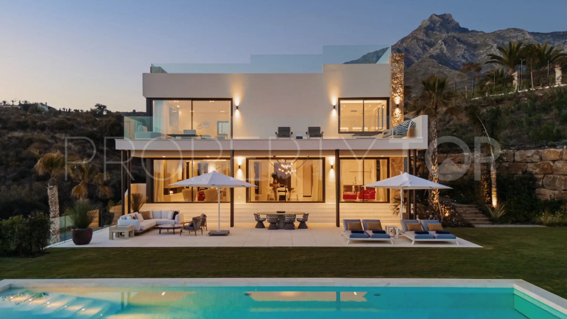 Villa de 5 dormitorios a la venta en Marbella Hill Club