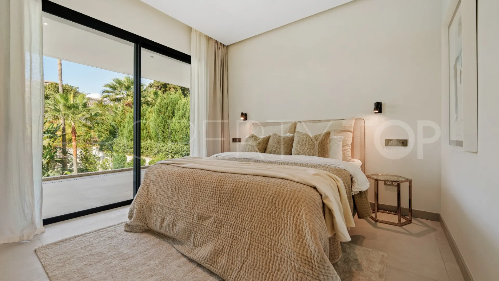 Se vende villa en Nueva Andalucia de 5 dormitorios