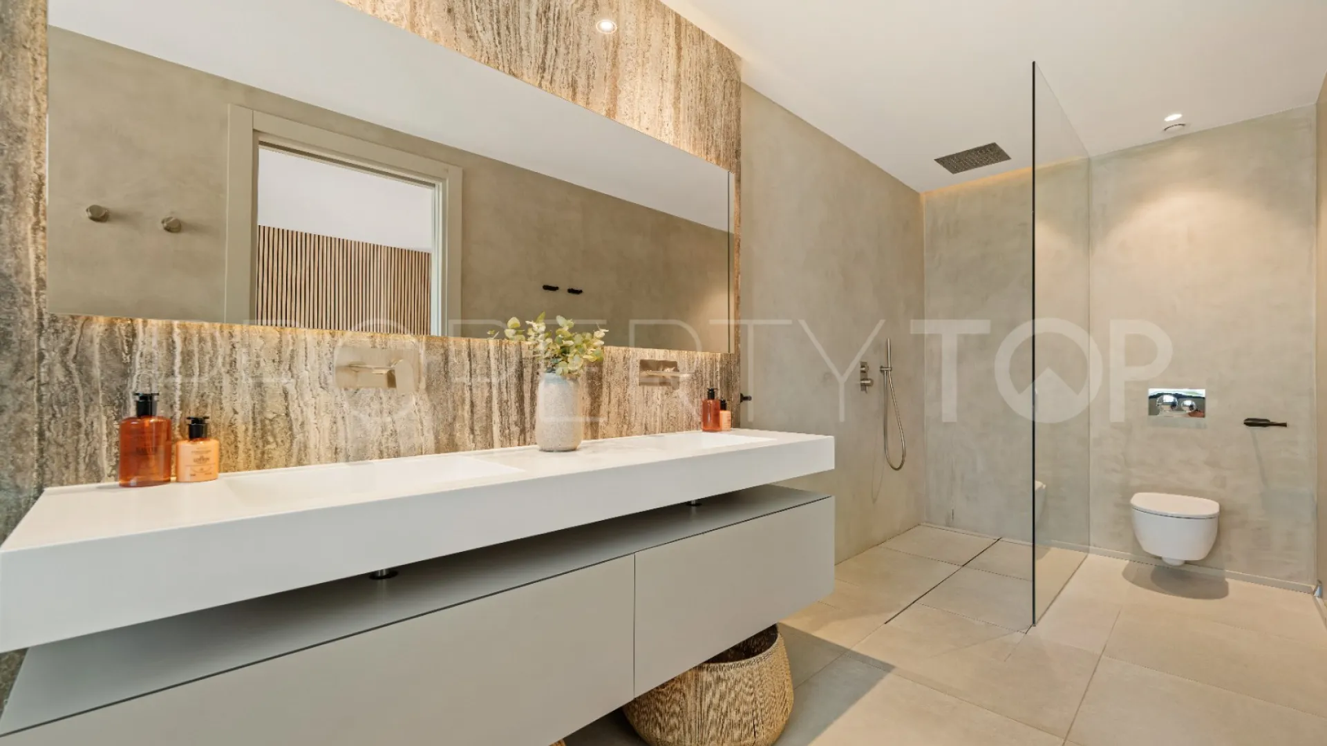 Se vende villa en Nueva Andalucia de 5 dormitorios