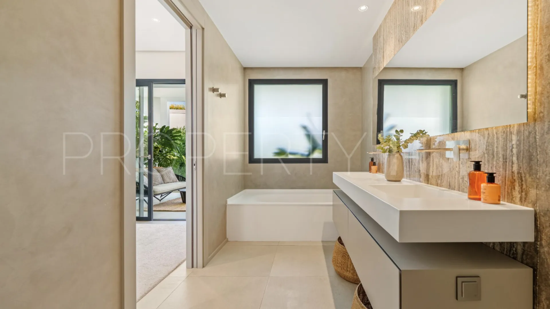 Se vende villa en Nueva Andalucia de 5 dormitorios