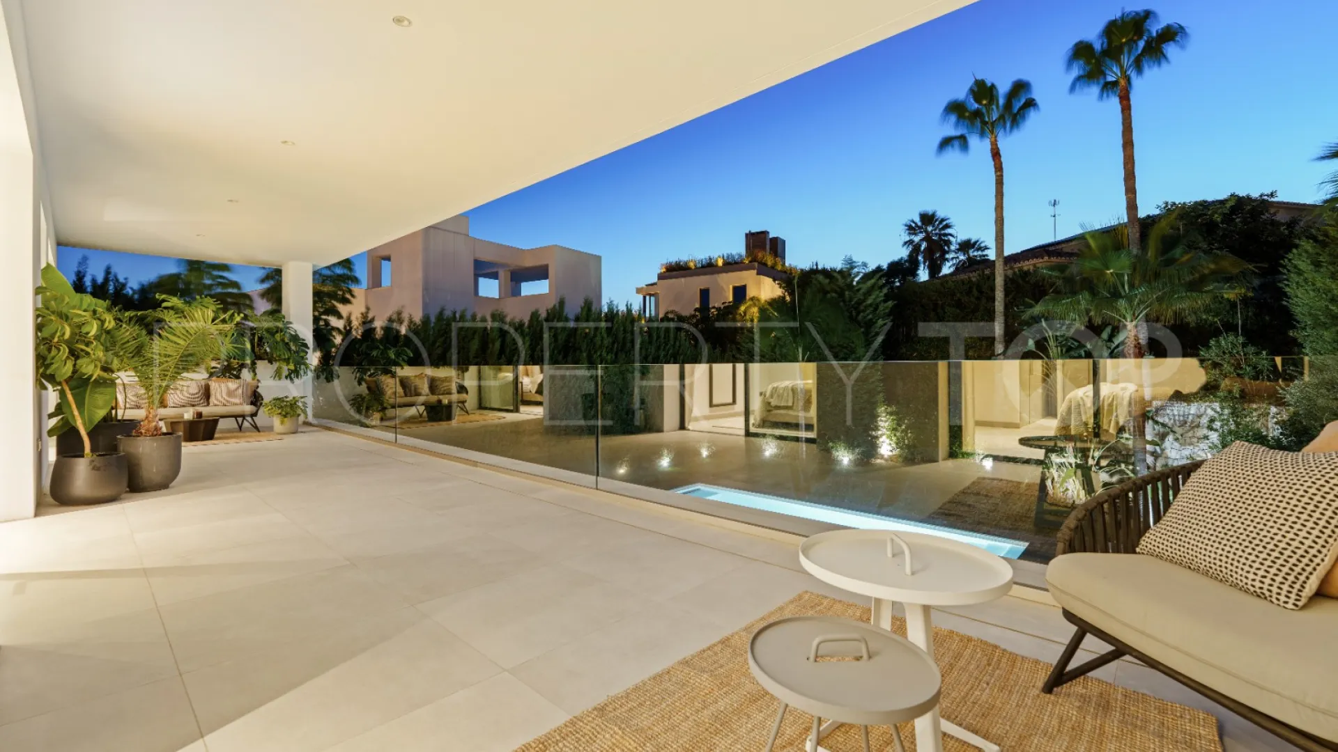 Se vende villa en Nueva Andalucia de 5 dormitorios