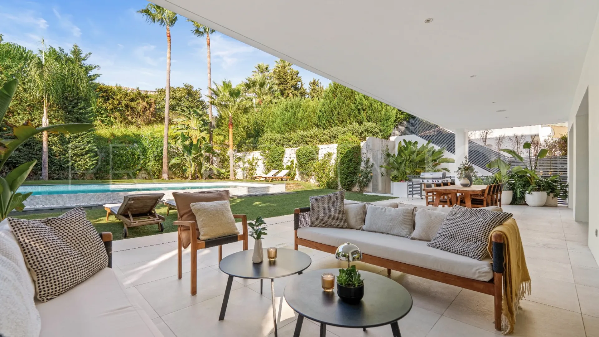Se vende villa en Nueva Andalucia de 5 dormitorios
