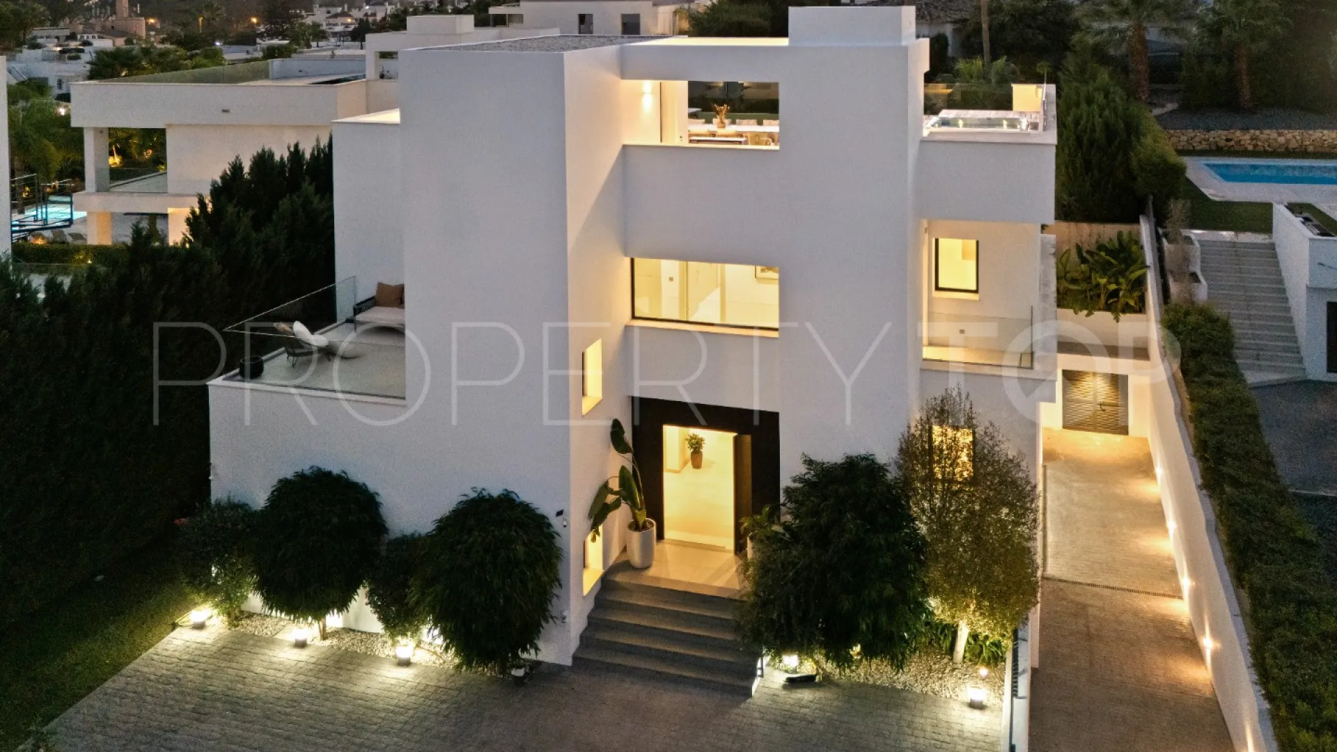 Se vende villa en Nueva Andalucia de 5 dormitorios