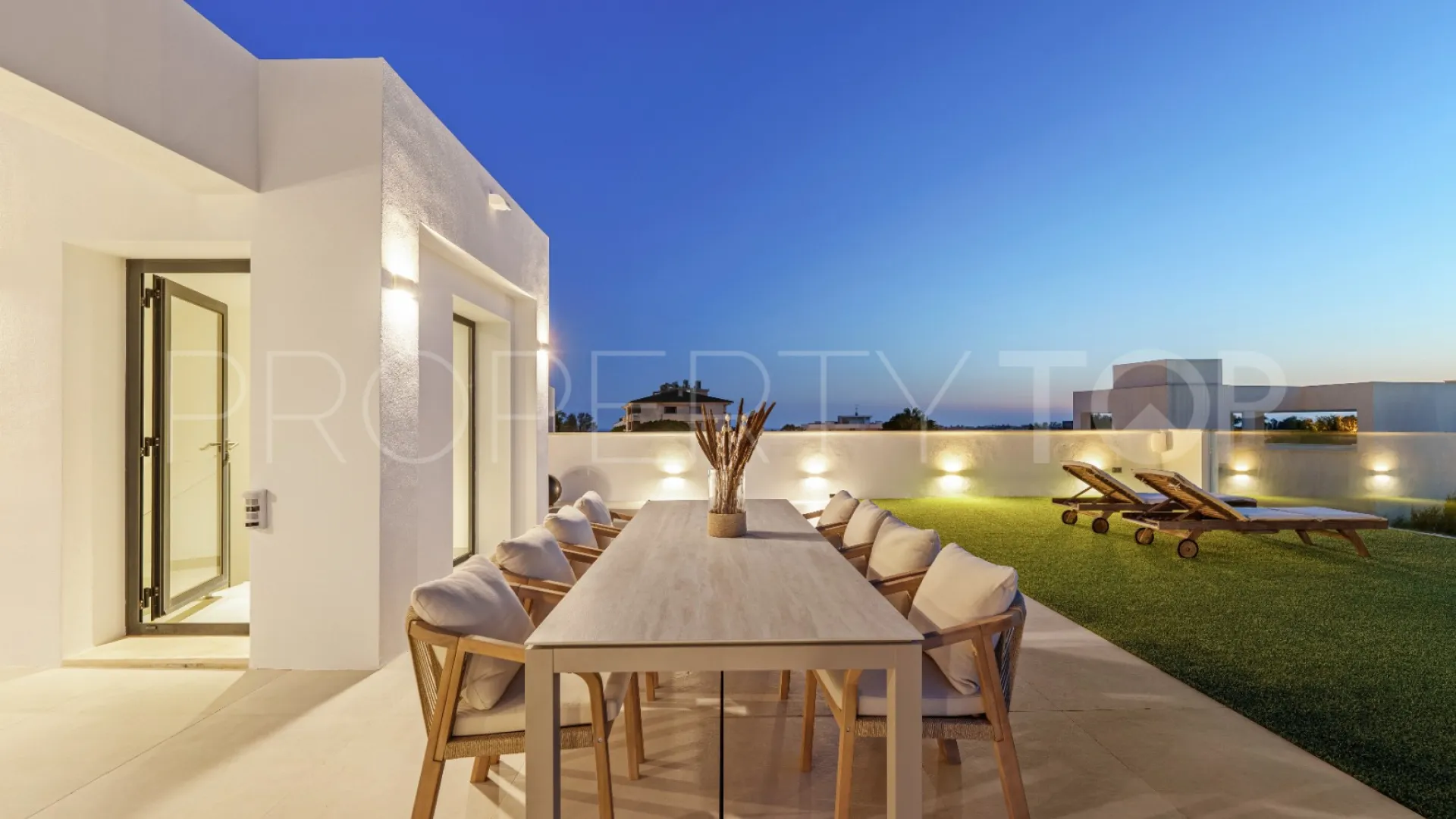 Se vende villa en Nueva Andalucia de 5 dormitorios
