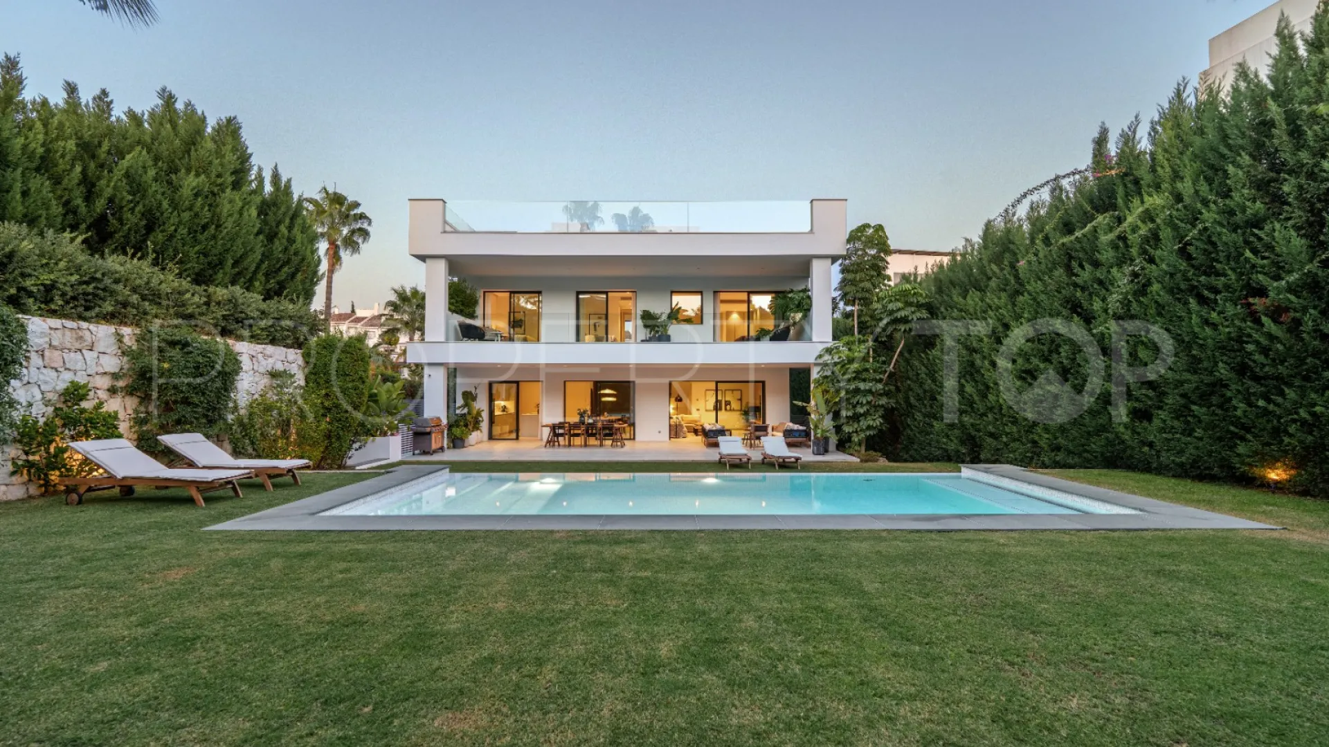 Se vende villa en Nueva Andalucia de 5 dormitorios