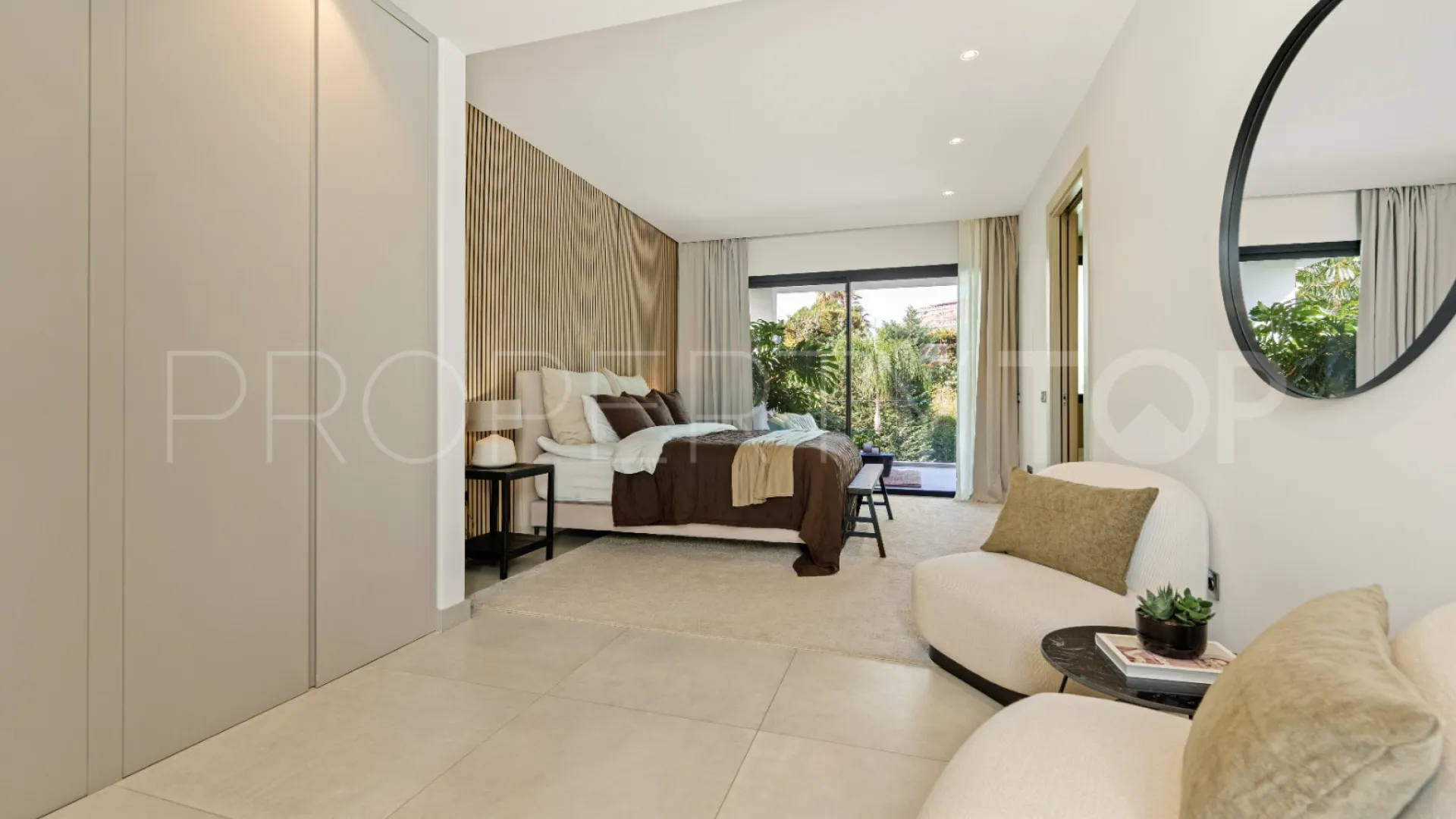 Se vende villa en Nueva Andalucia de 5 dormitorios