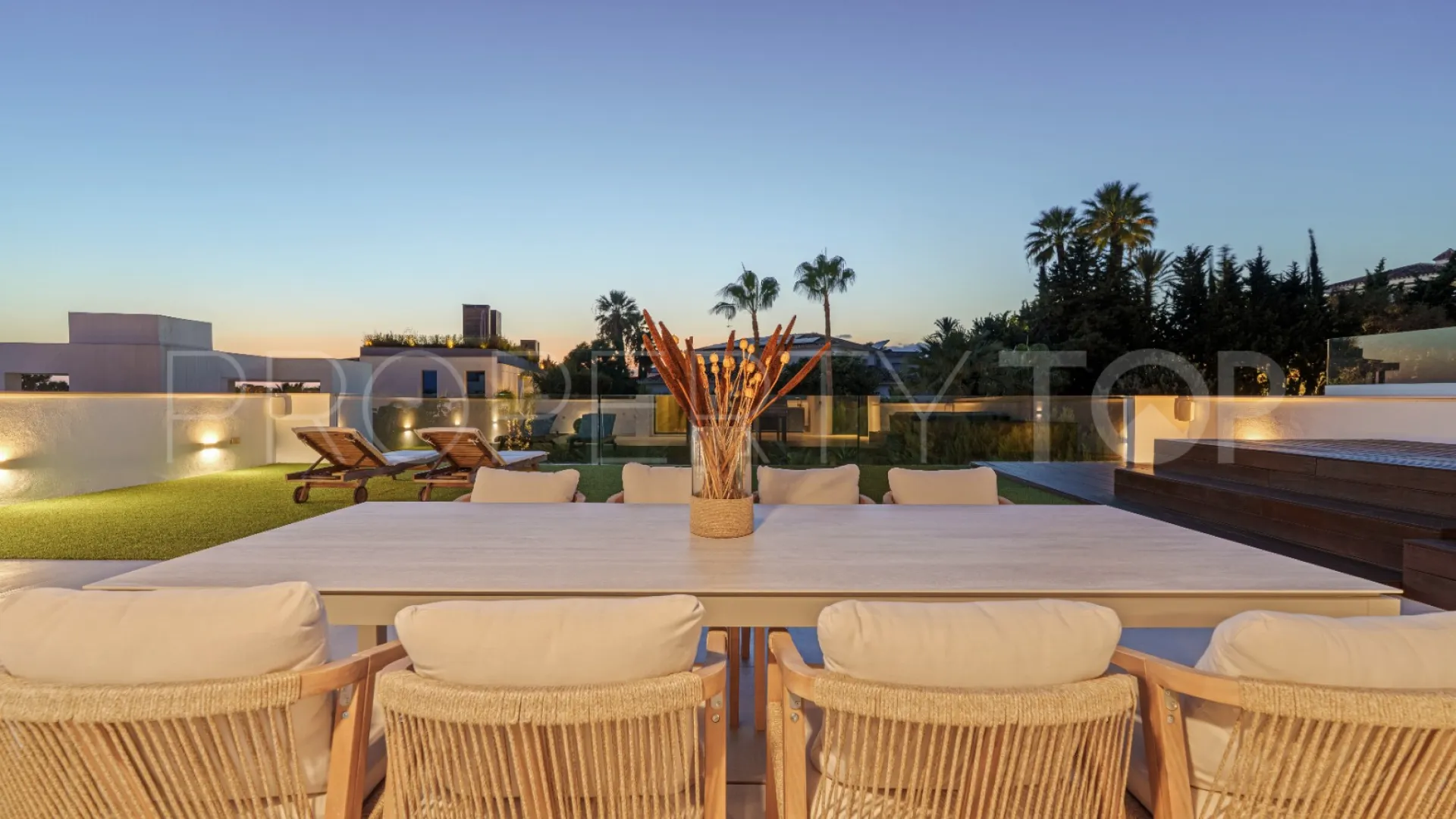 Se vende villa en Nueva Andalucia de 5 dormitorios
