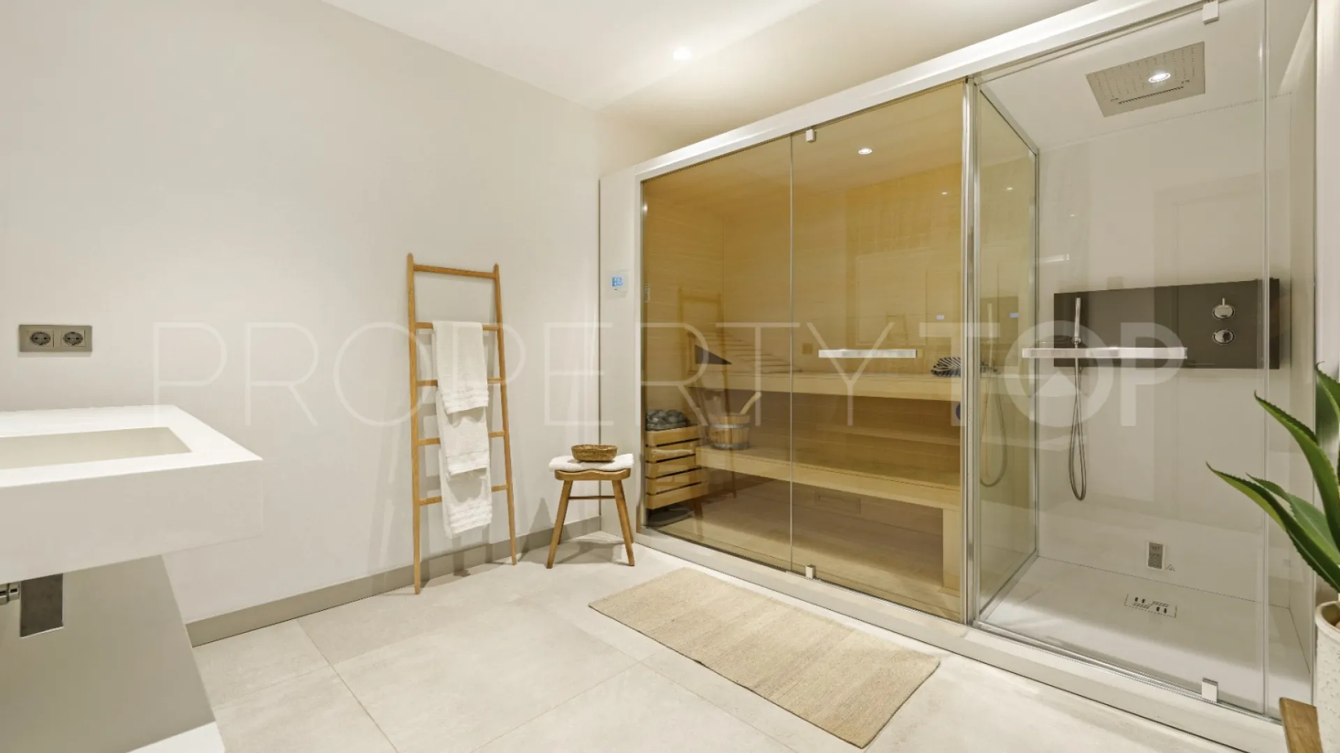 Se vende villa en Nueva Andalucia de 5 dormitorios
