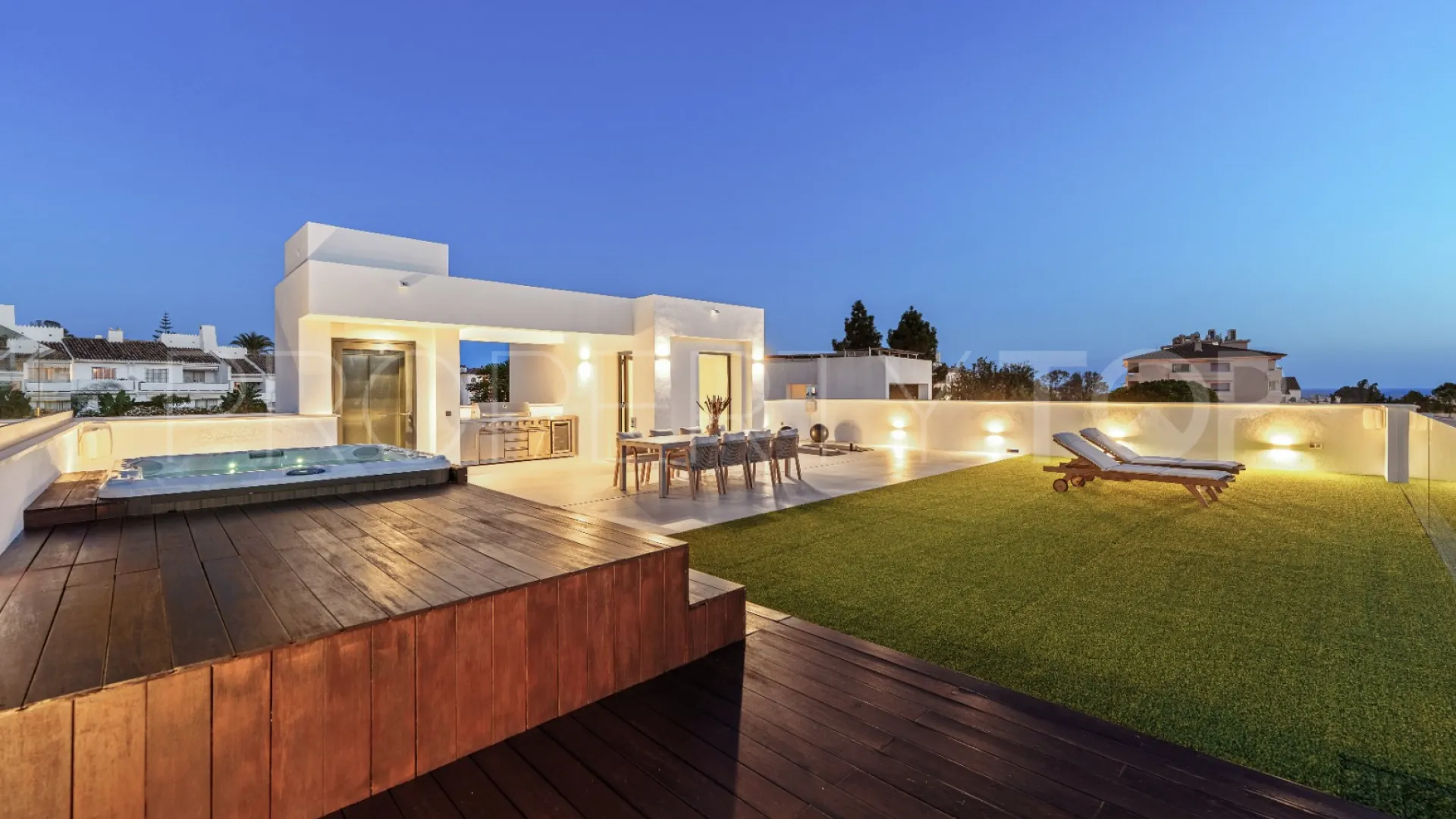 Se vende villa en Nueva Andalucia de 5 dormitorios