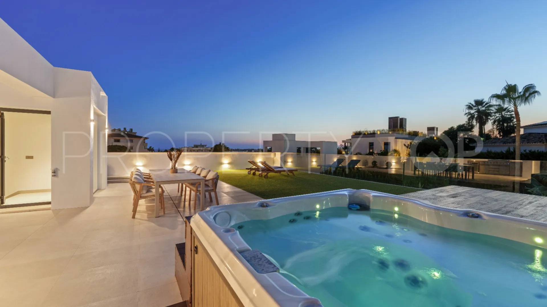Se vende villa en Nueva Andalucia de 5 dormitorios