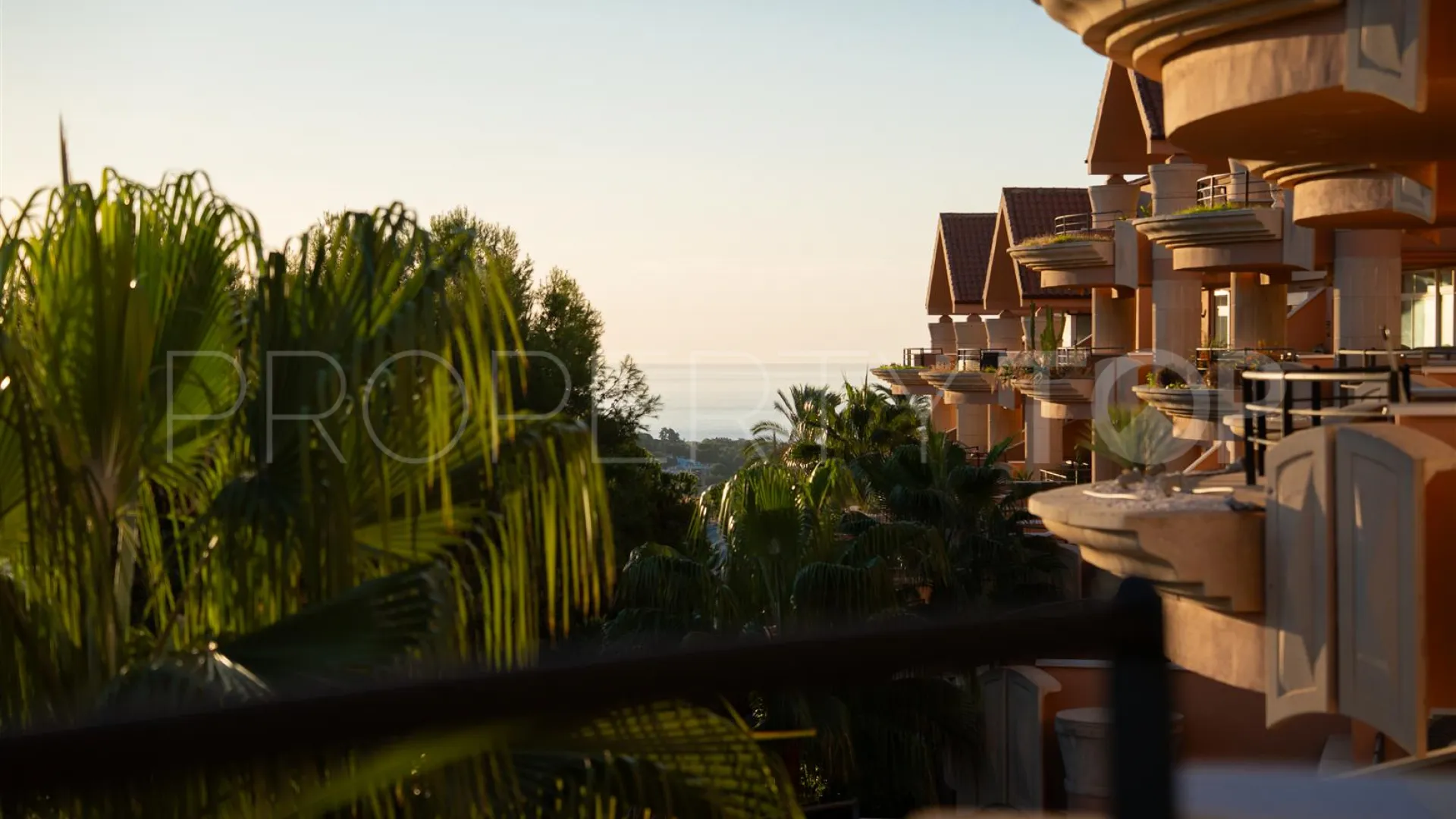 Atico duplex de 3 dormitorios a la venta en Magna Marbella