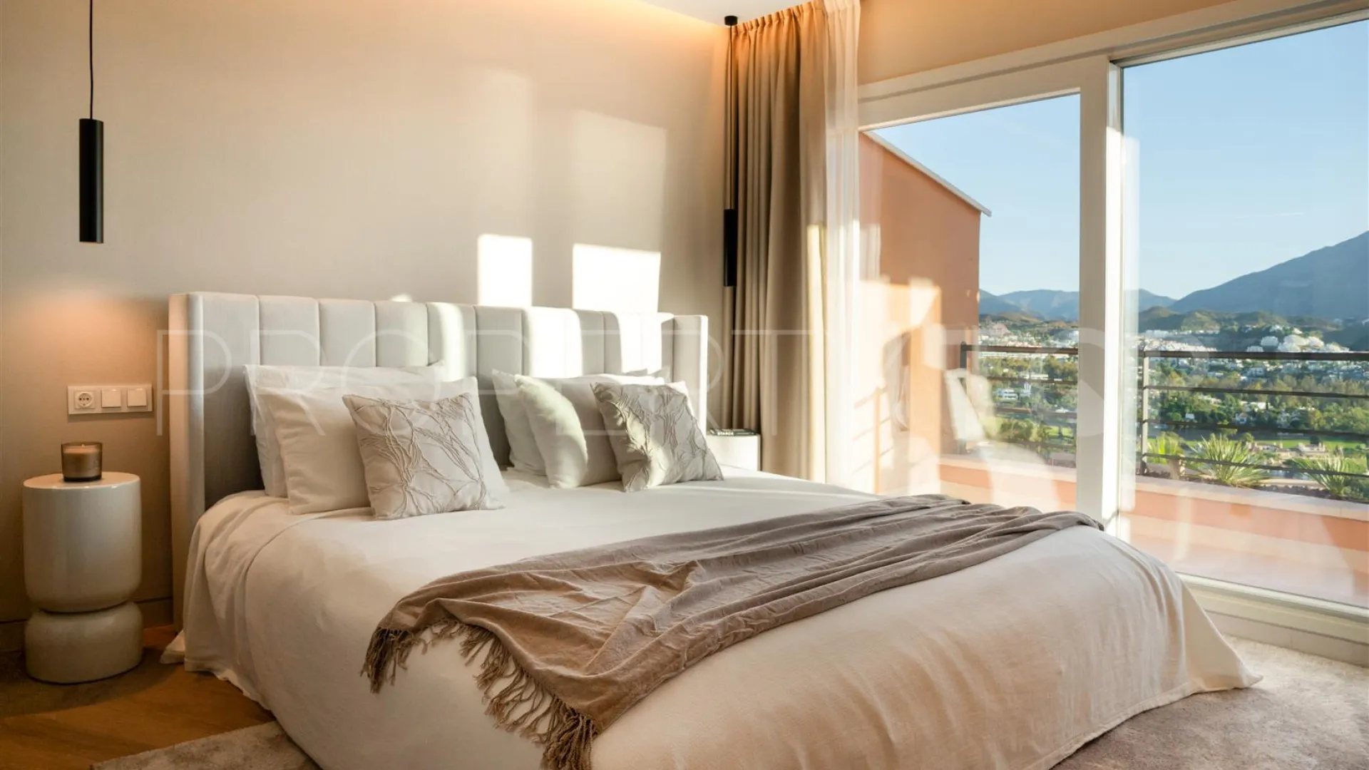 Atico duplex de 3 dormitorios a la venta en Magna Marbella