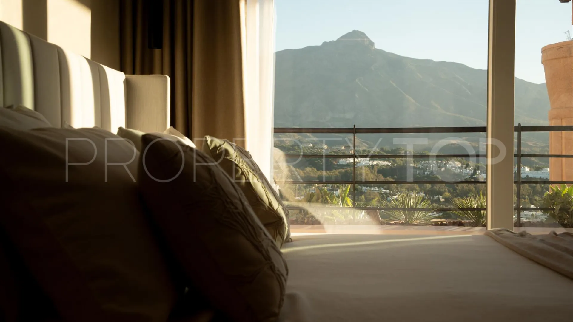 Atico duplex de 3 dormitorios a la venta en Magna Marbella