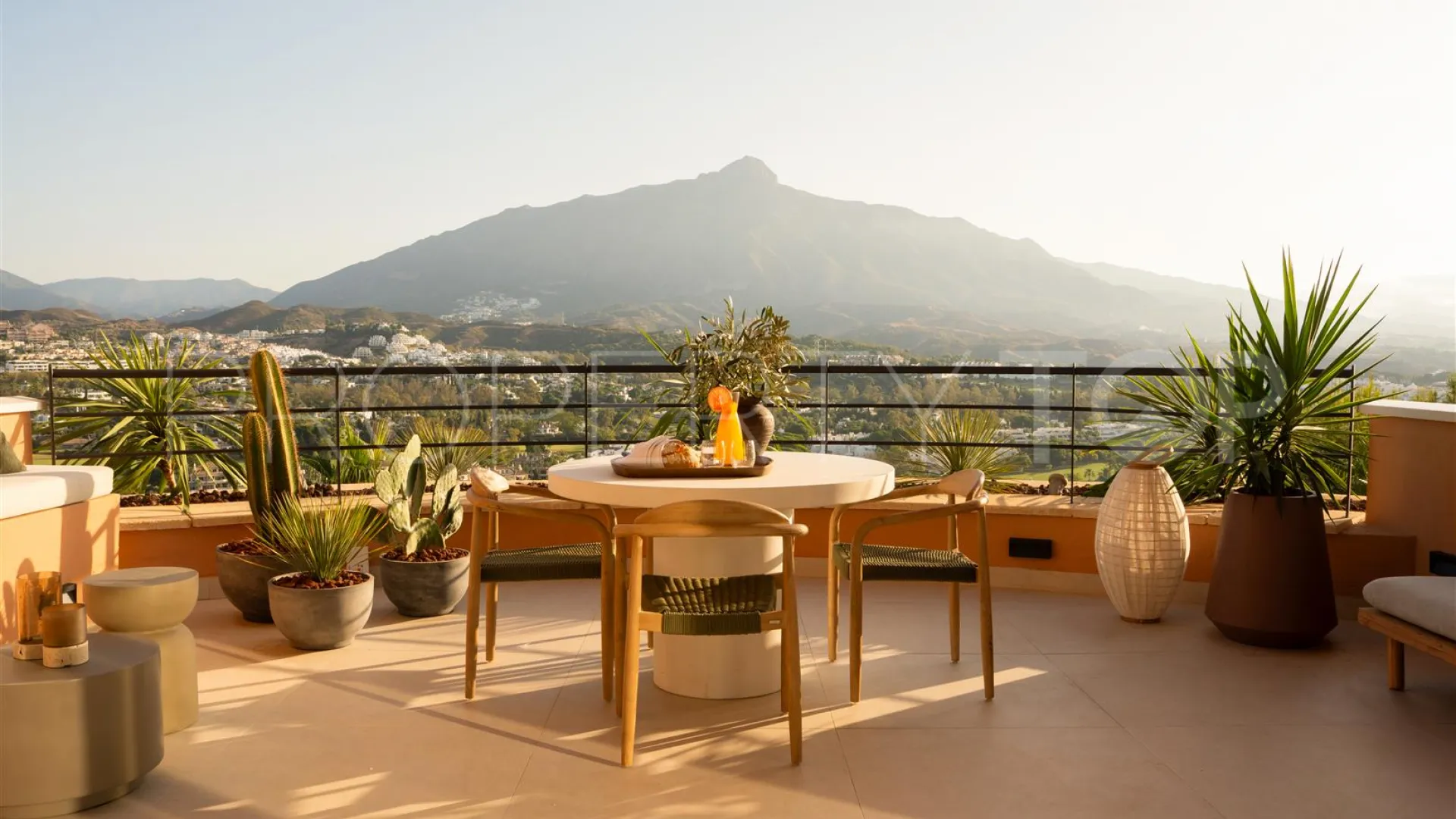 Atico duplex de 3 dormitorios a la venta en Magna Marbella