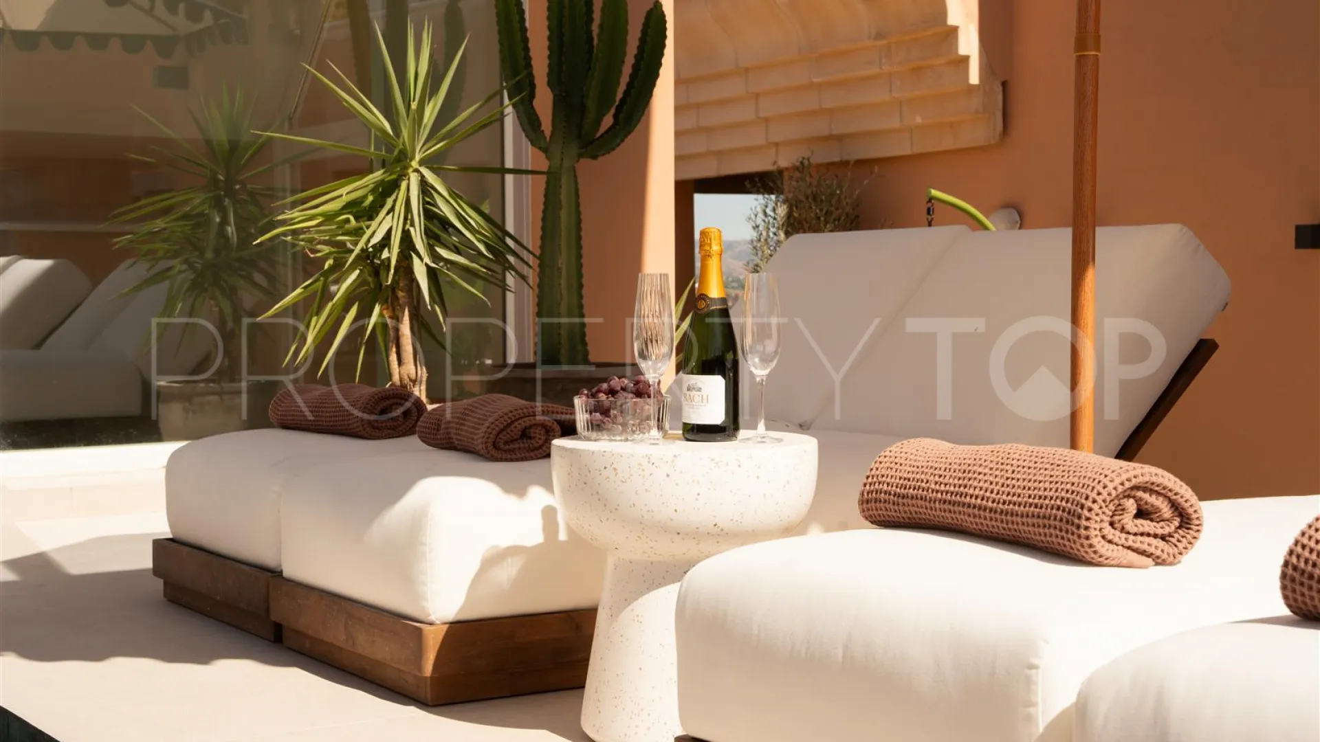 Atico duplex de 3 dormitorios a la venta en Magna Marbella
