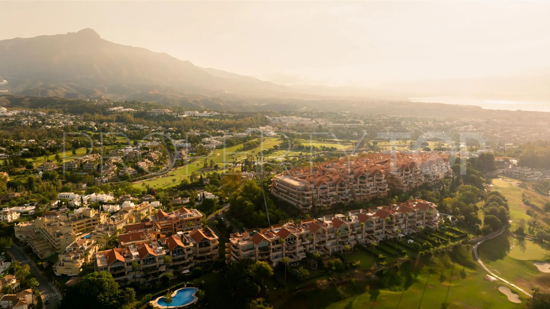 Atico duplex de 3 dormitorios a la venta en Magna Marbella