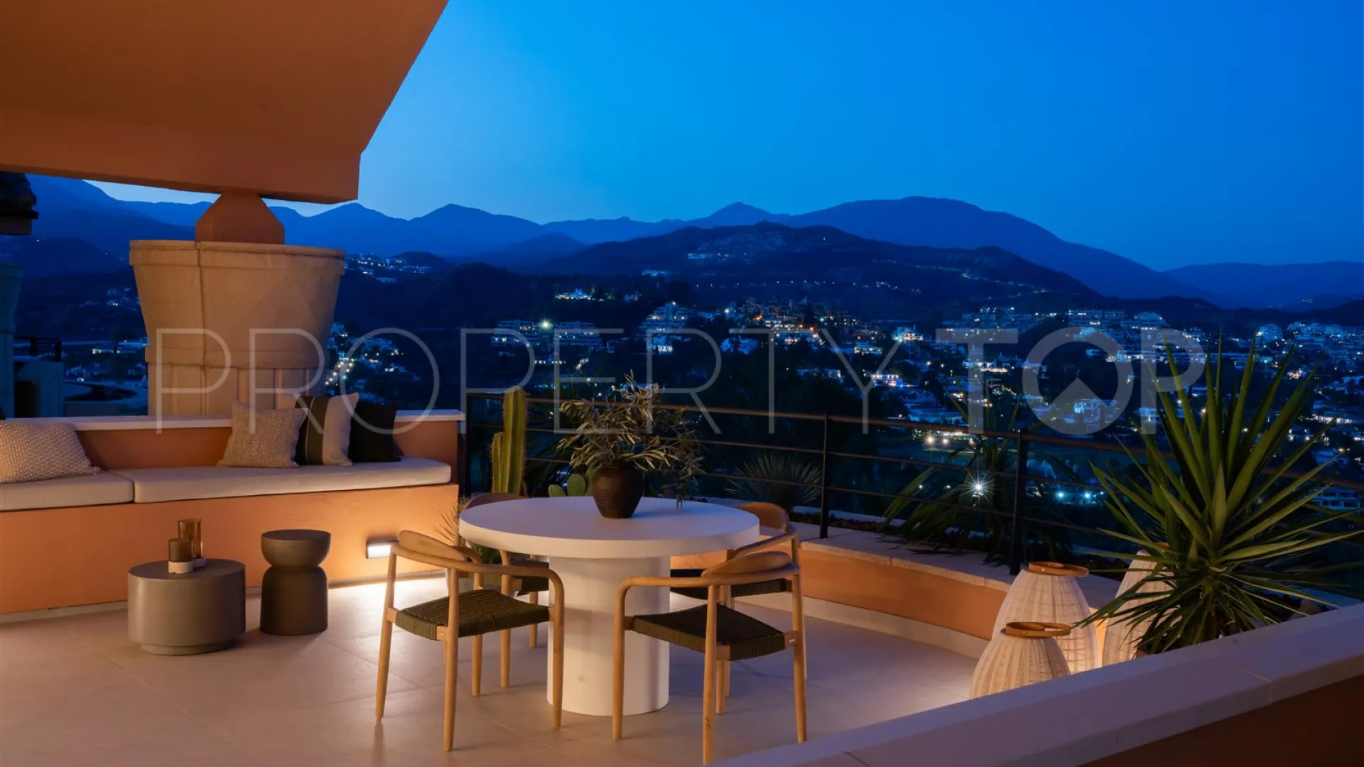 Atico duplex de 3 dormitorios a la venta en Magna Marbella