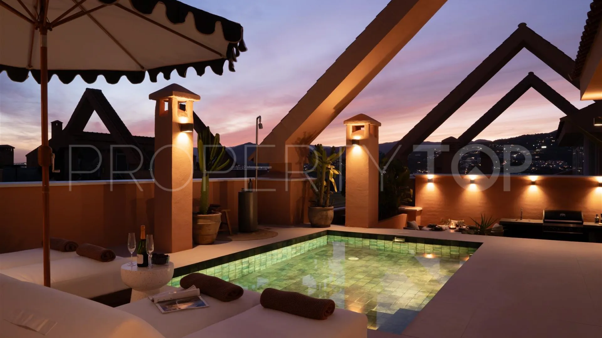 Atico duplex de 3 dormitorios a la venta en Magna Marbella