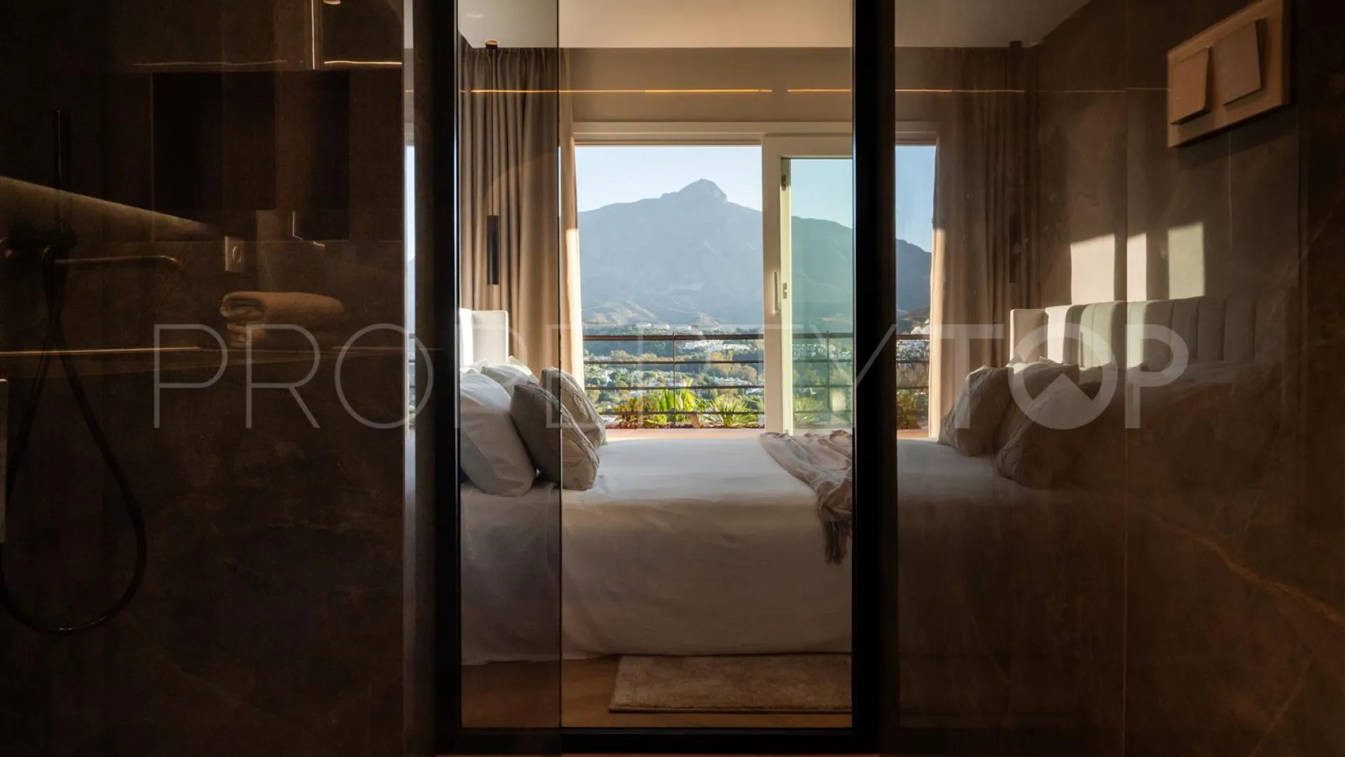 Atico duplex de 3 dormitorios a la venta en Magna Marbella