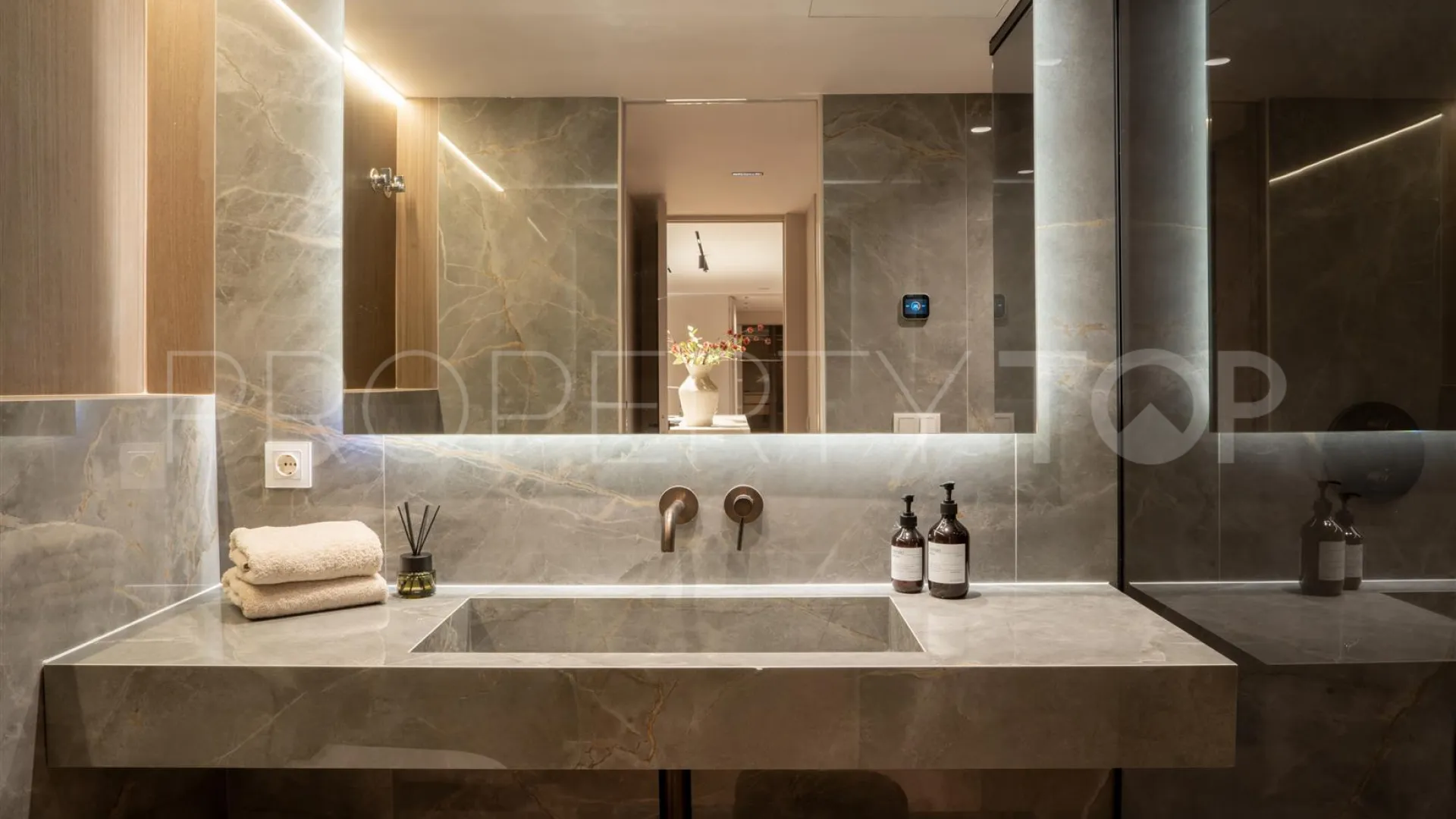Atico duplex de 3 dormitorios a la venta en Magna Marbella