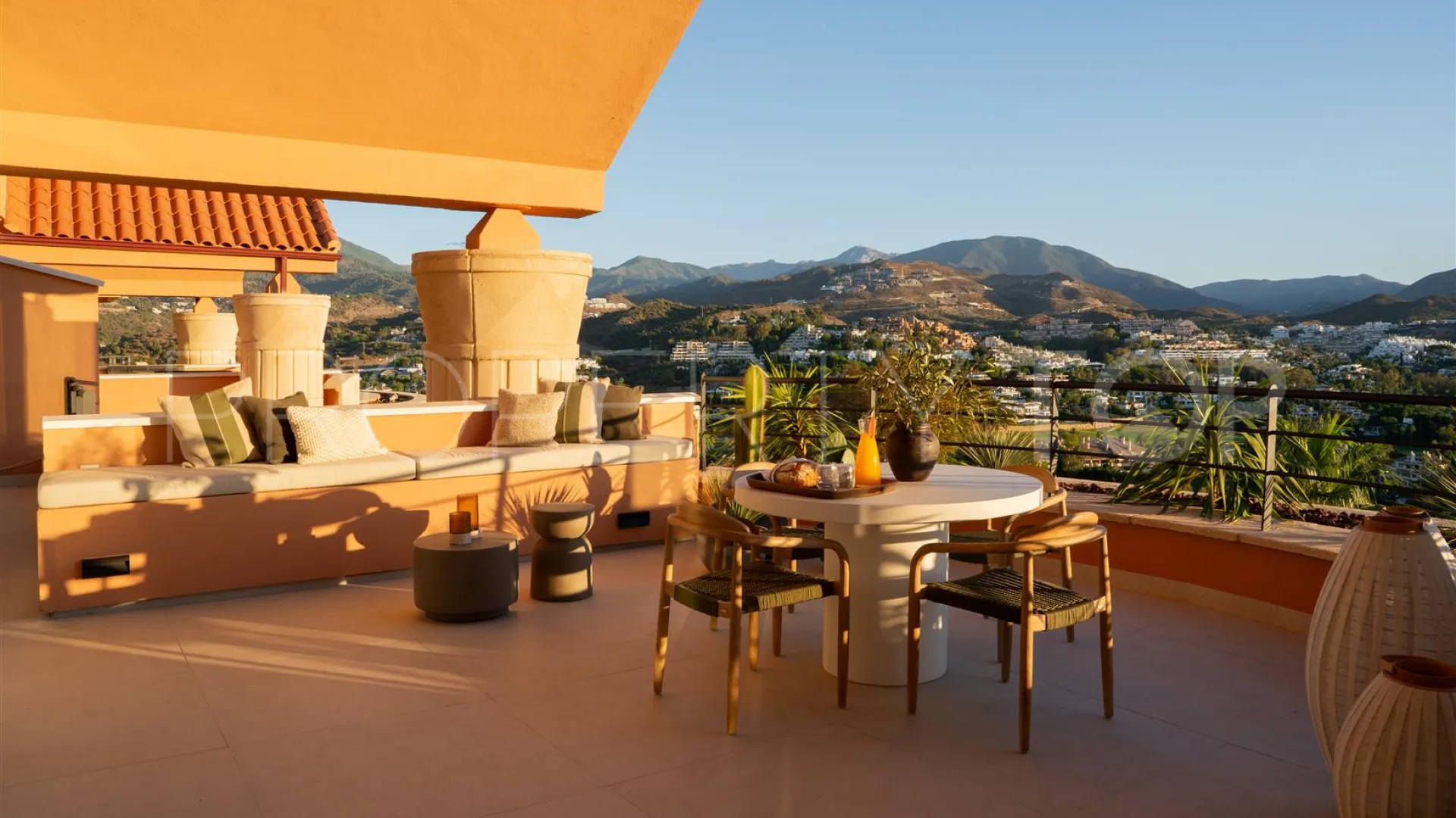 Atico duplex de 3 dormitorios a la venta en Magna Marbella