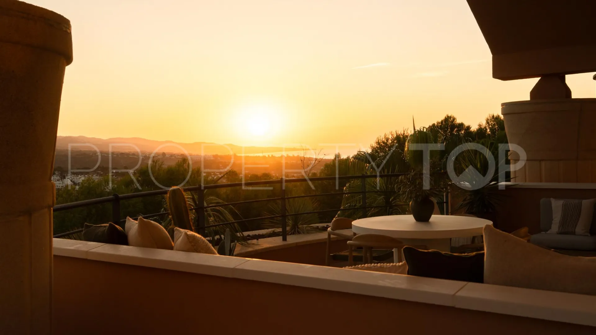 Atico duplex de 3 dormitorios a la venta en Magna Marbella