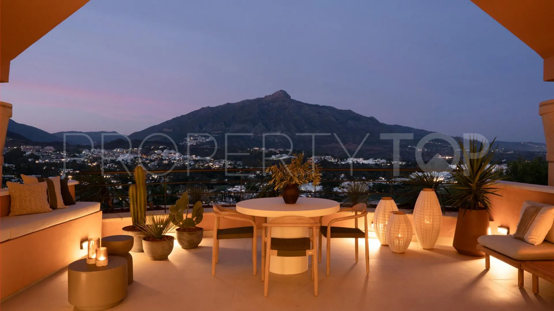 Atico duplex de 3 dormitorios a la venta en Magna Marbella