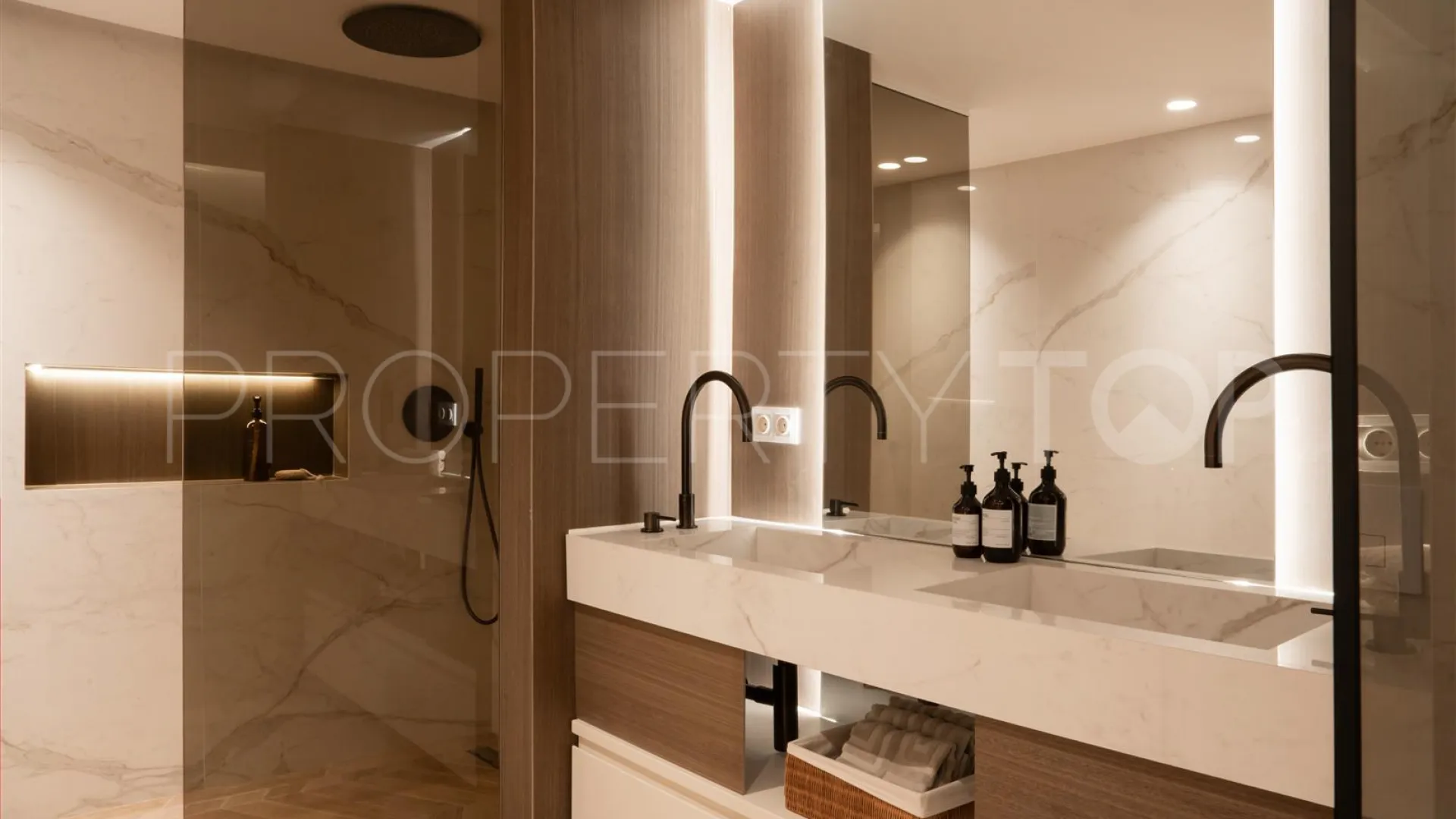 Atico duplex de 3 dormitorios a la venta en Magna Marbella
