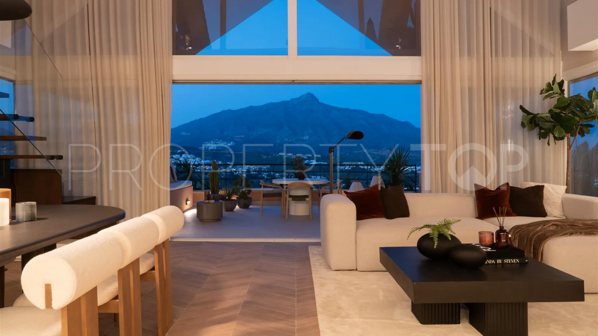 Atico duplex de 3 dormitorios a la venta en Magna Marbella