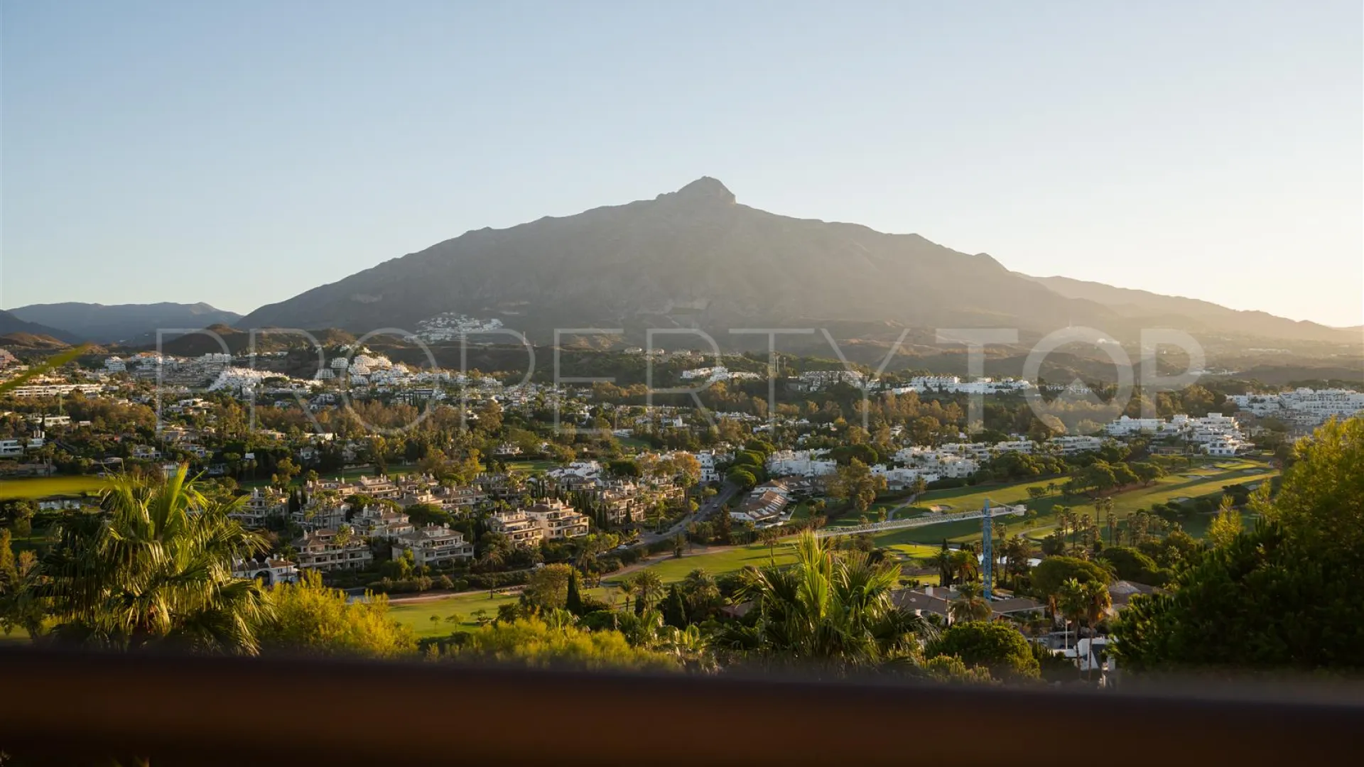 Atico duplex de 3 dormitorios a la venta en Magna Marbella