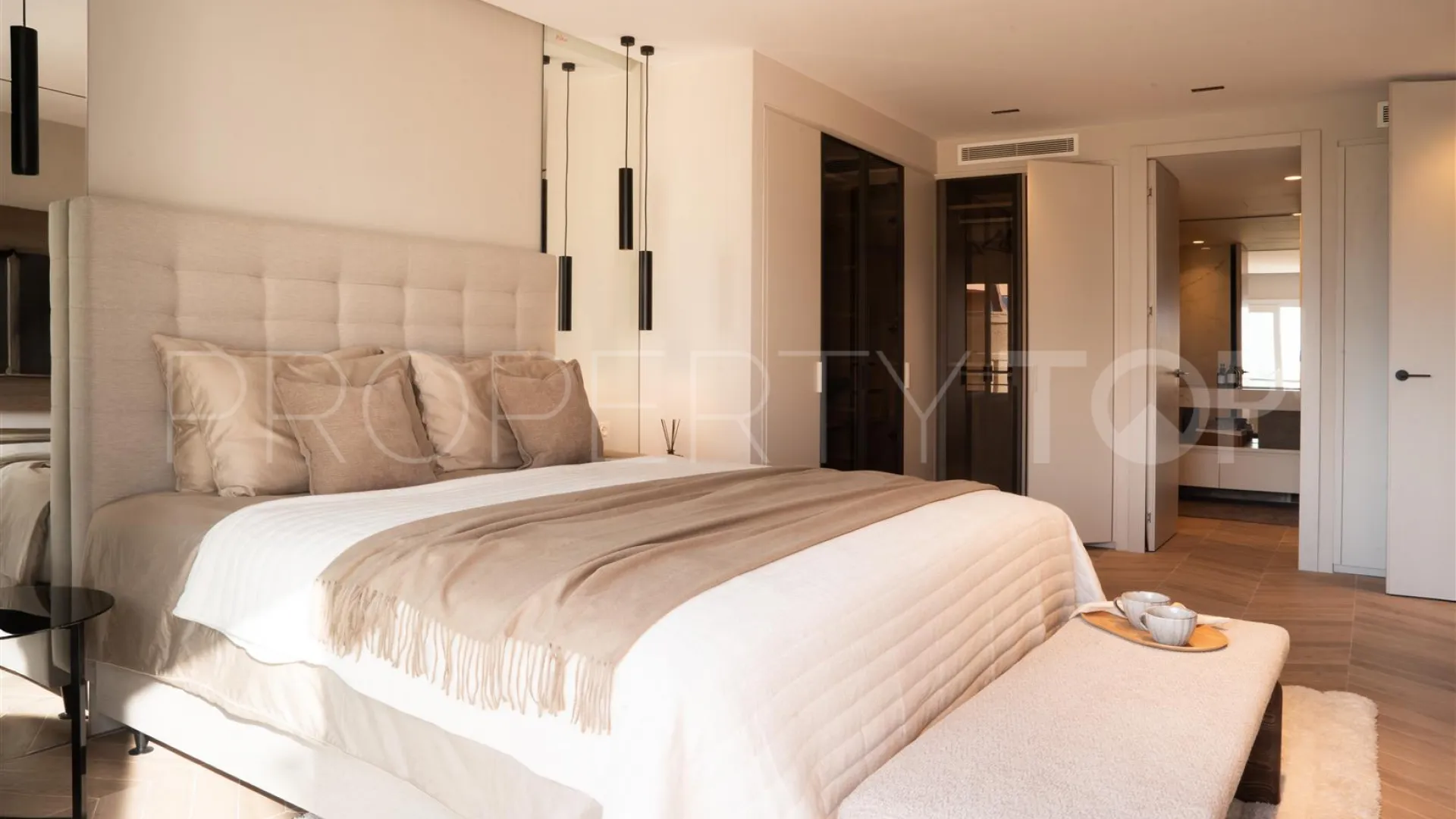 Atico duplex de 3 dormitorios a la venta en Magna Marbella