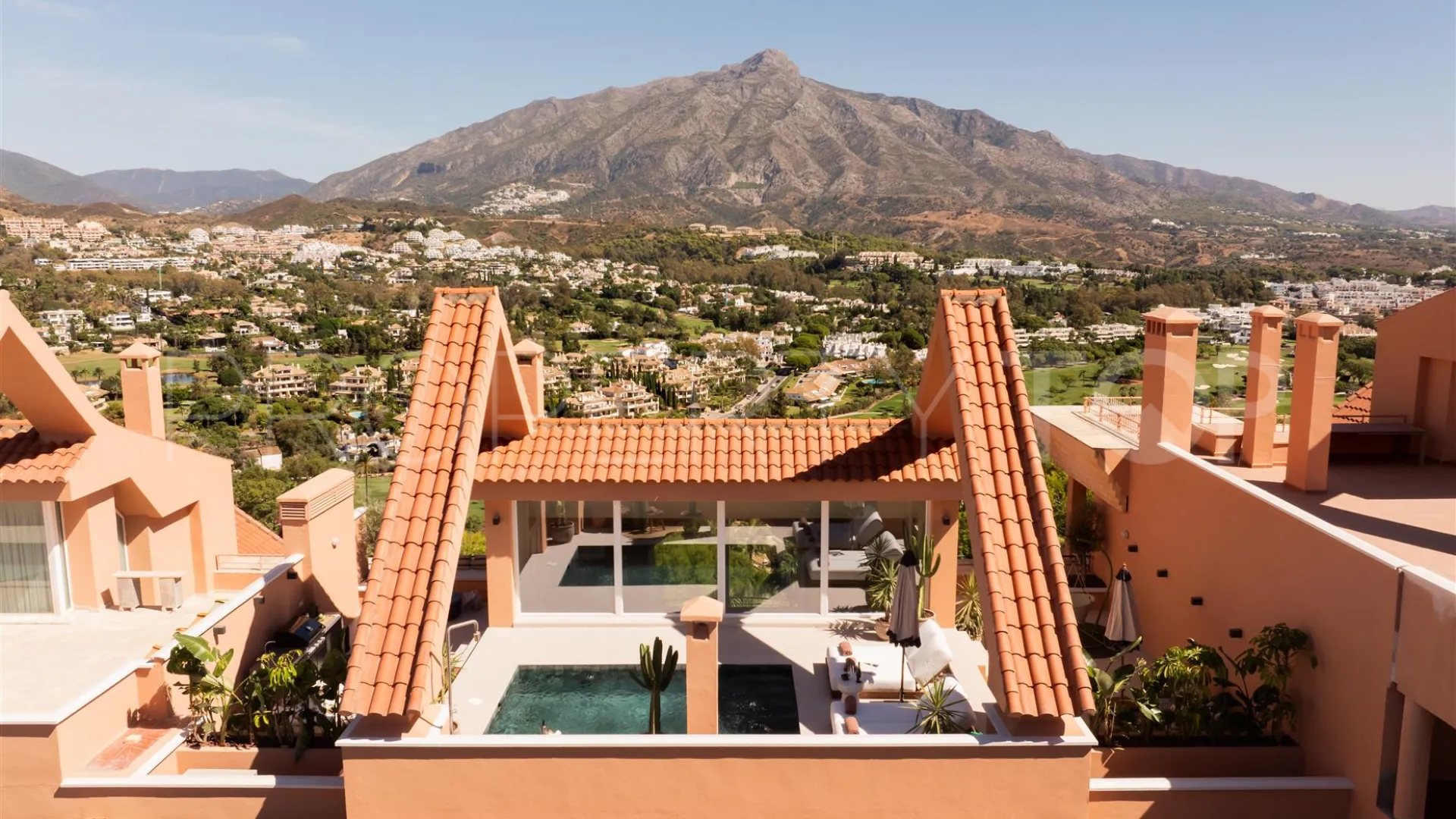 Atico duplex de 3 dormitorios a la venta en Magna Marbella