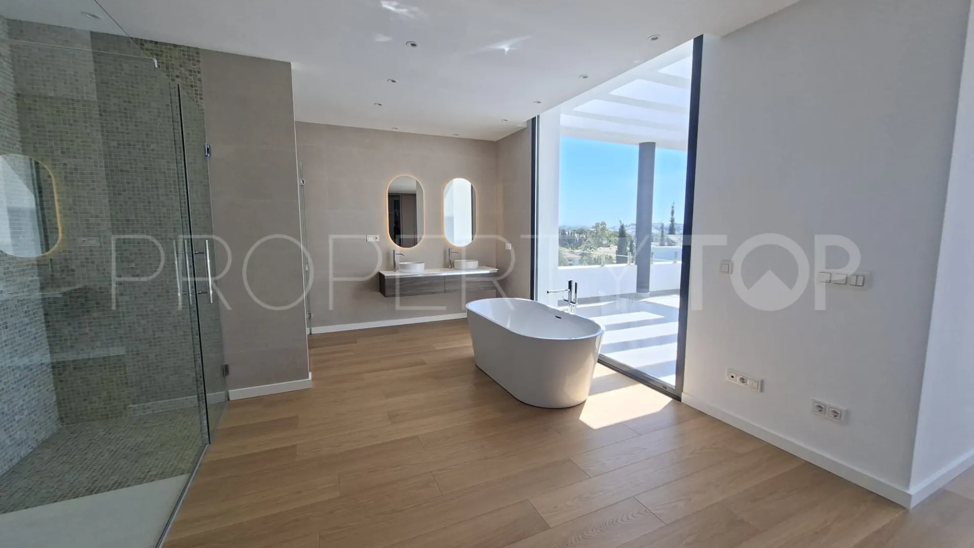 Buy villa with 6 bedrooms in Paraiso Alto