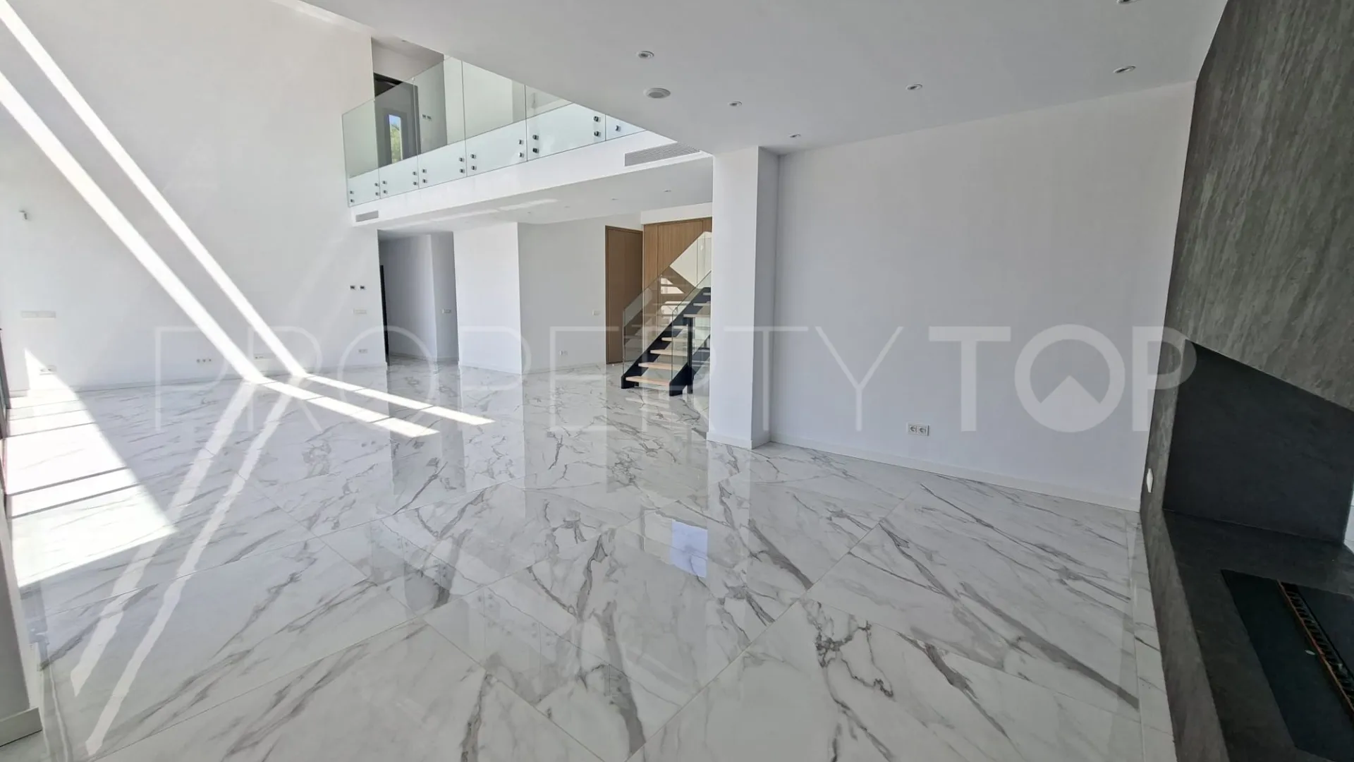 Buy villa with 6 bedrooms in Paraiso Alto