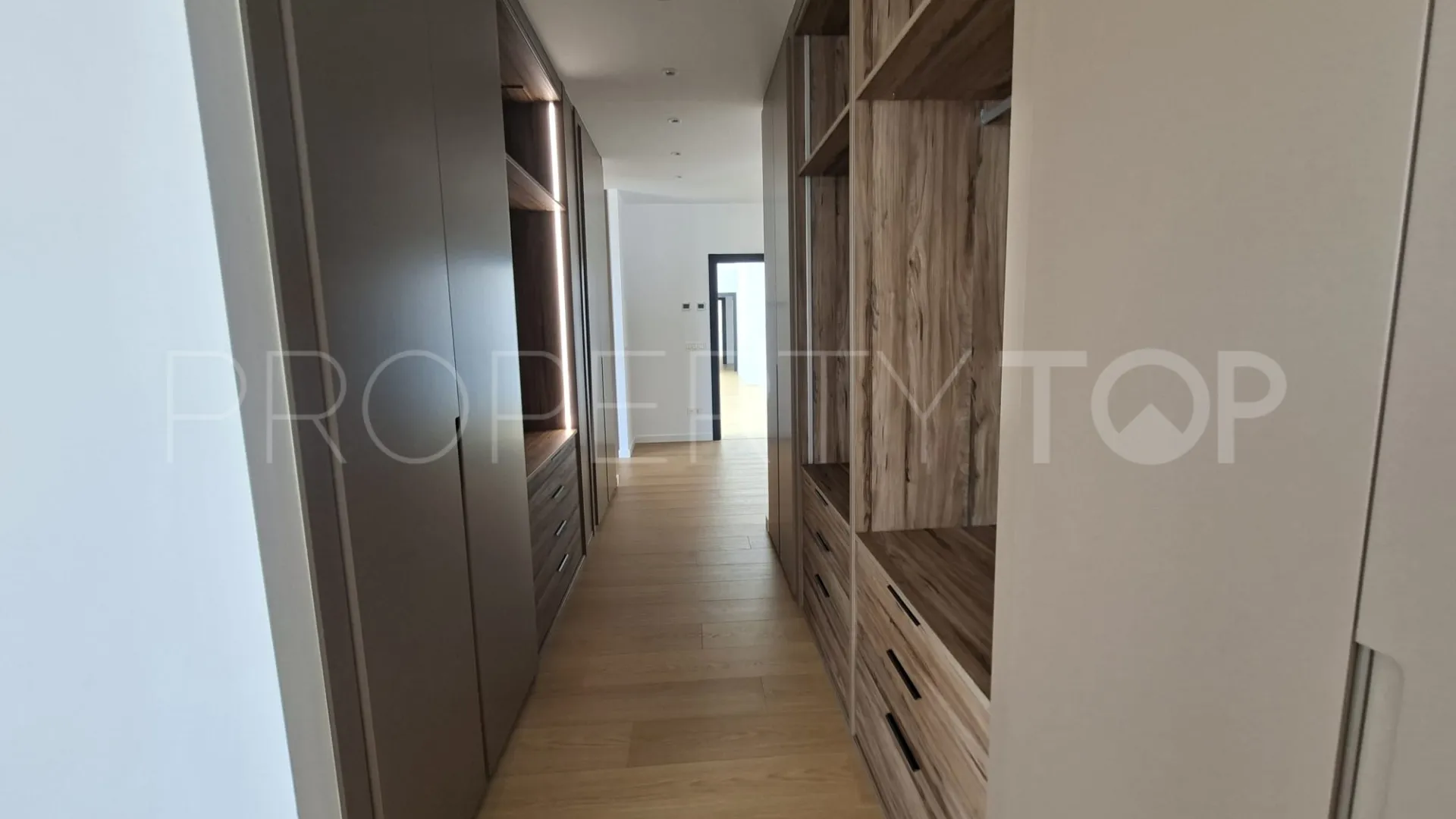 Buy villa with 6 bedrooms in Paraiso Alto