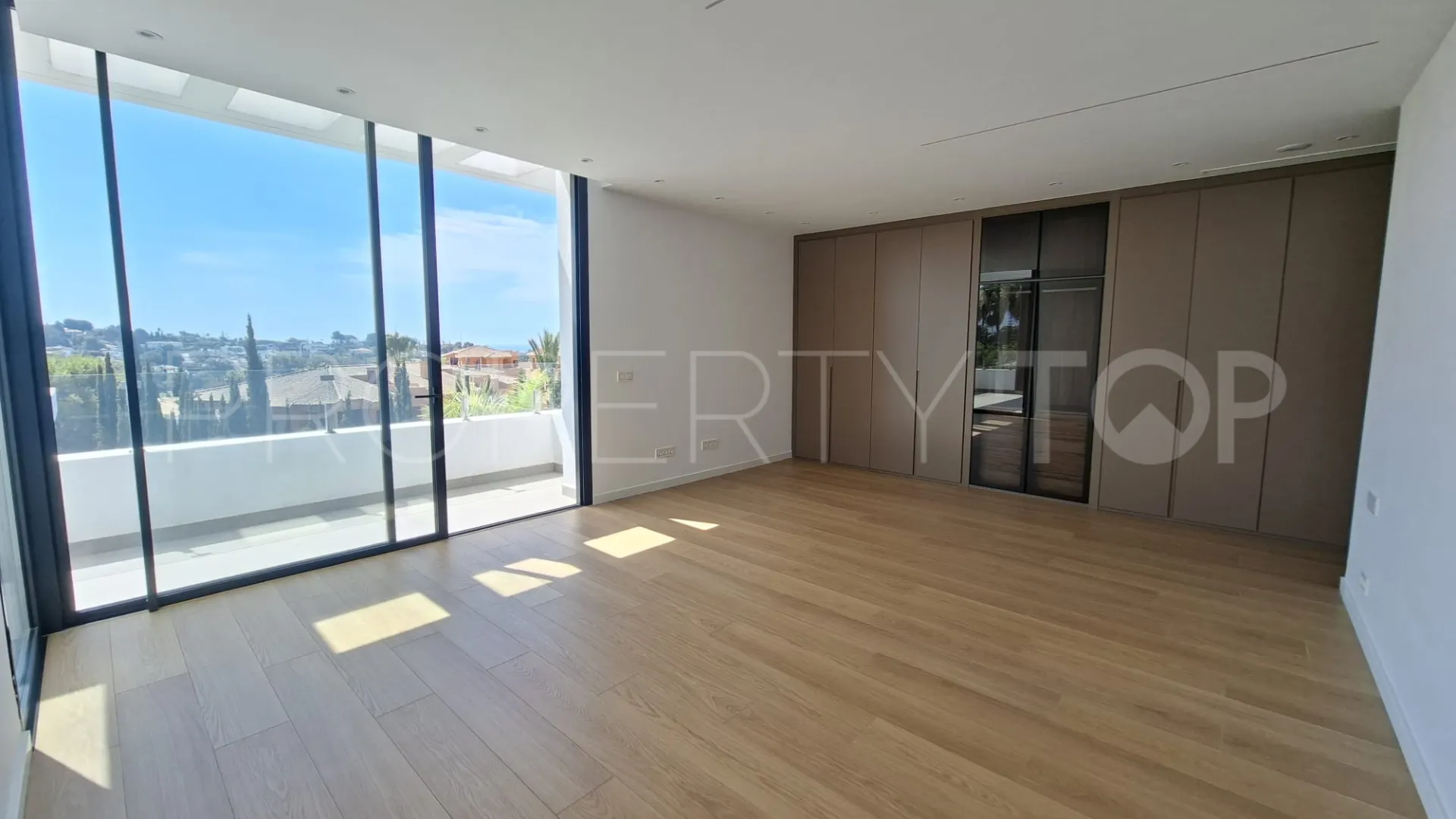 Buy villa with 6 bedrooms in Paraiso Alto